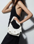 Victoria Hyde, VH60099, Cloud, Milch Weiß, Handtasche, Damentasche, Gold Details, Modelbild-2