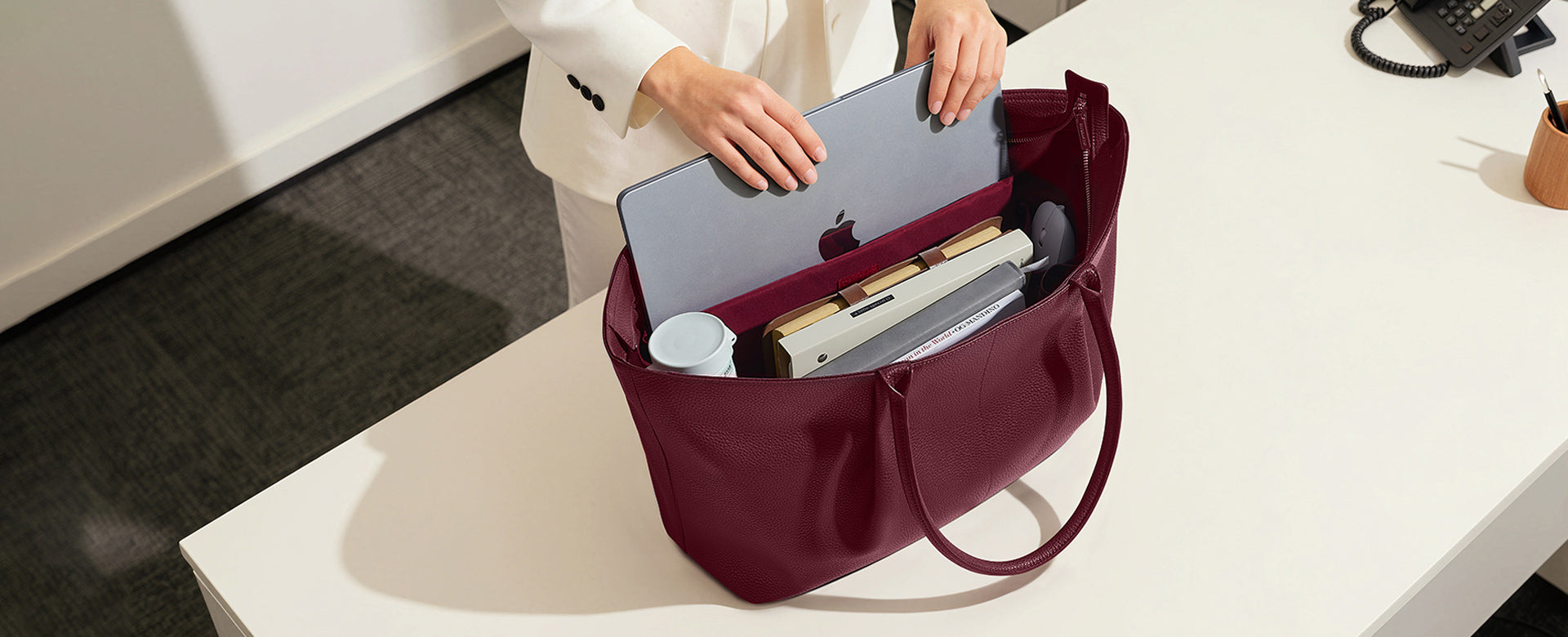 Die Ada Tote in Rot: Optimale Organisation mit 8 Innenfächern und sicherem, gepolstertem Fach für Laptops bis zu 16 Zoll.