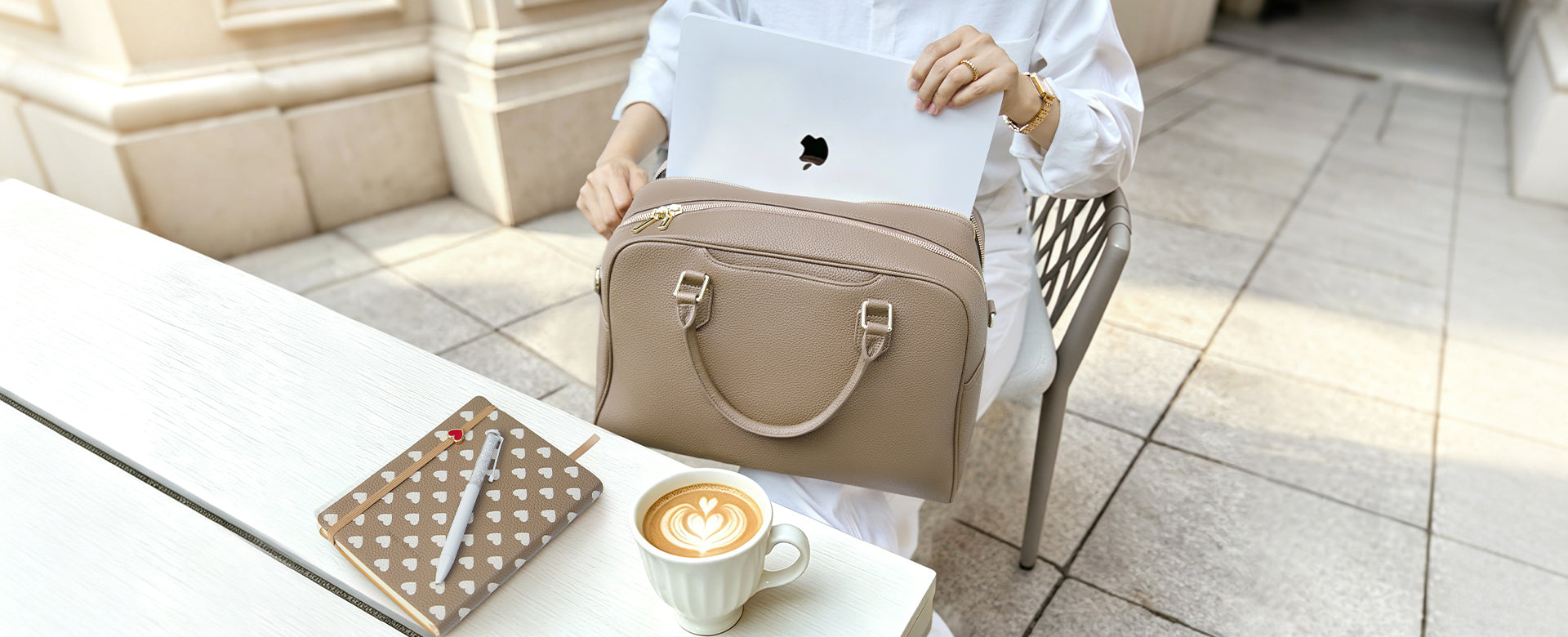 Victoria Hyde London Amal 3-in-1 Business Bag in Nude Beige, auf einem Café-Tisch mit Latte und Notizbuch – strukturierte Arbeitstasche für Anwältinnen und Berufstätige