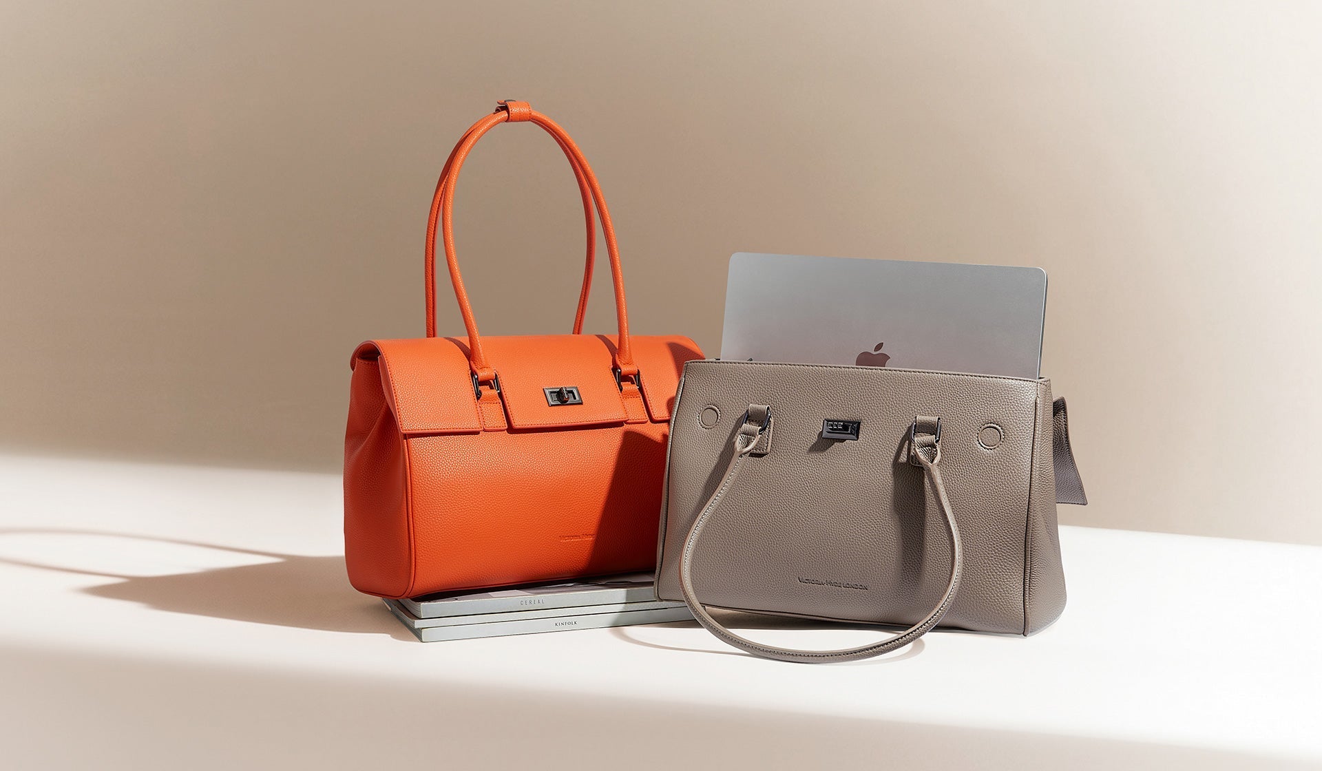 Die Jolene Taschen in Orange und Nude: Stilvolle Business-Begleiter mit geräumigem Design, ideal für die Organisation von Laptop und Arbeitsunterlagen.