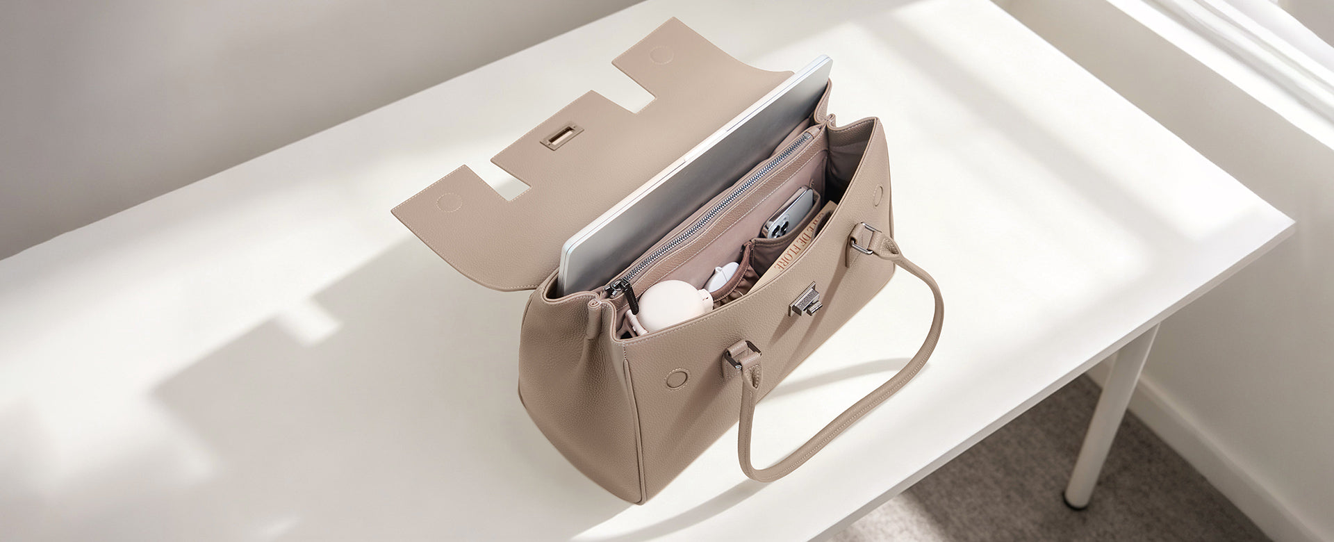 Victoria Hyde London Jolene Große Handtasche in Beige – Innenansicht mit Fächeraufteilung, passend für Laptops bis zu 16 Zoll, strukturierte Businesstasche aus Mikrofaser-Leder.
