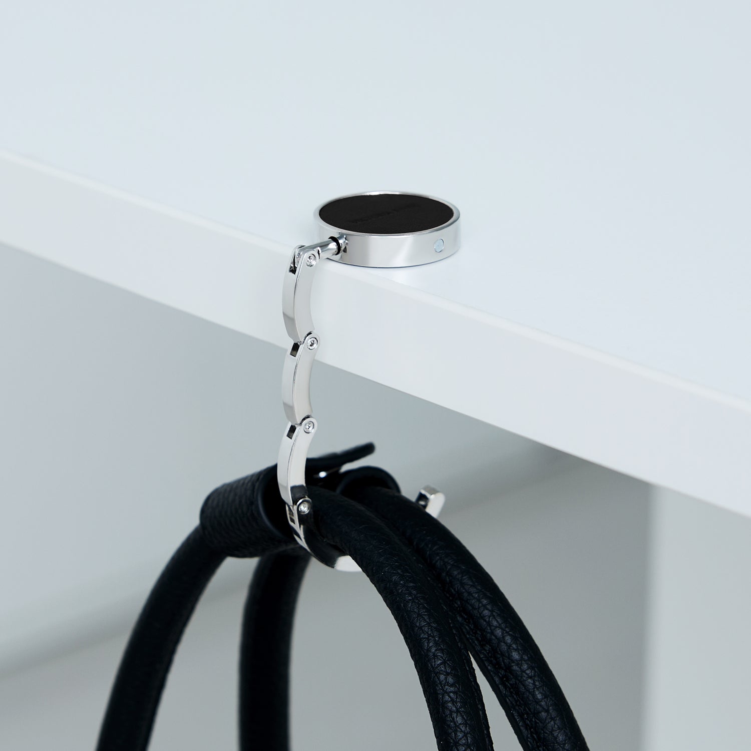 Victoria Hyde anti-slip purse hook “Abigail” – silicone grip, scratch-free, 32.9g, 43.5mm diameter, compact, stylish bag accessory for women.