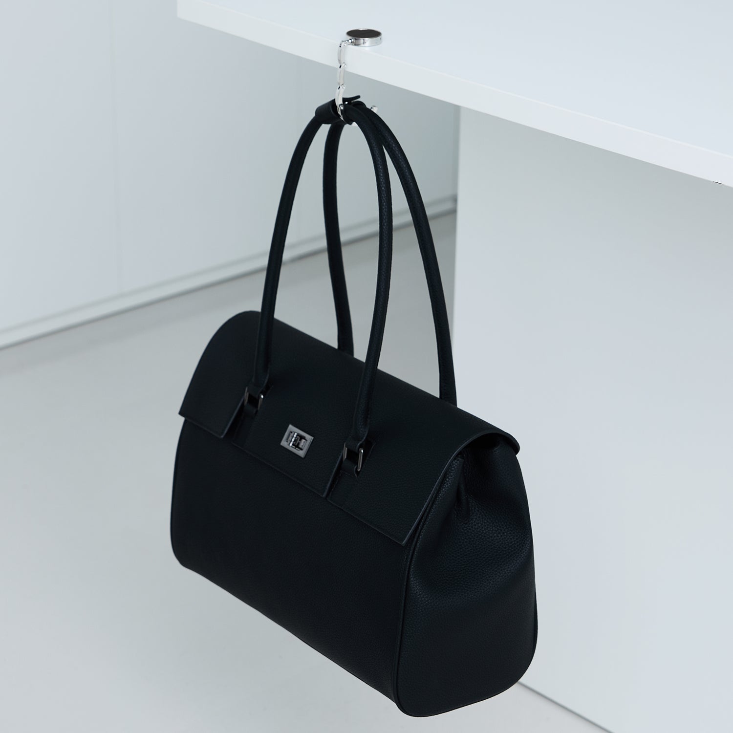 Victoria Hyde anti-slip purse hook “Abigail” – silicone grip, scratch-free, 32.9g, 43.5mm diameter, compact, stylish bag accessory for women.