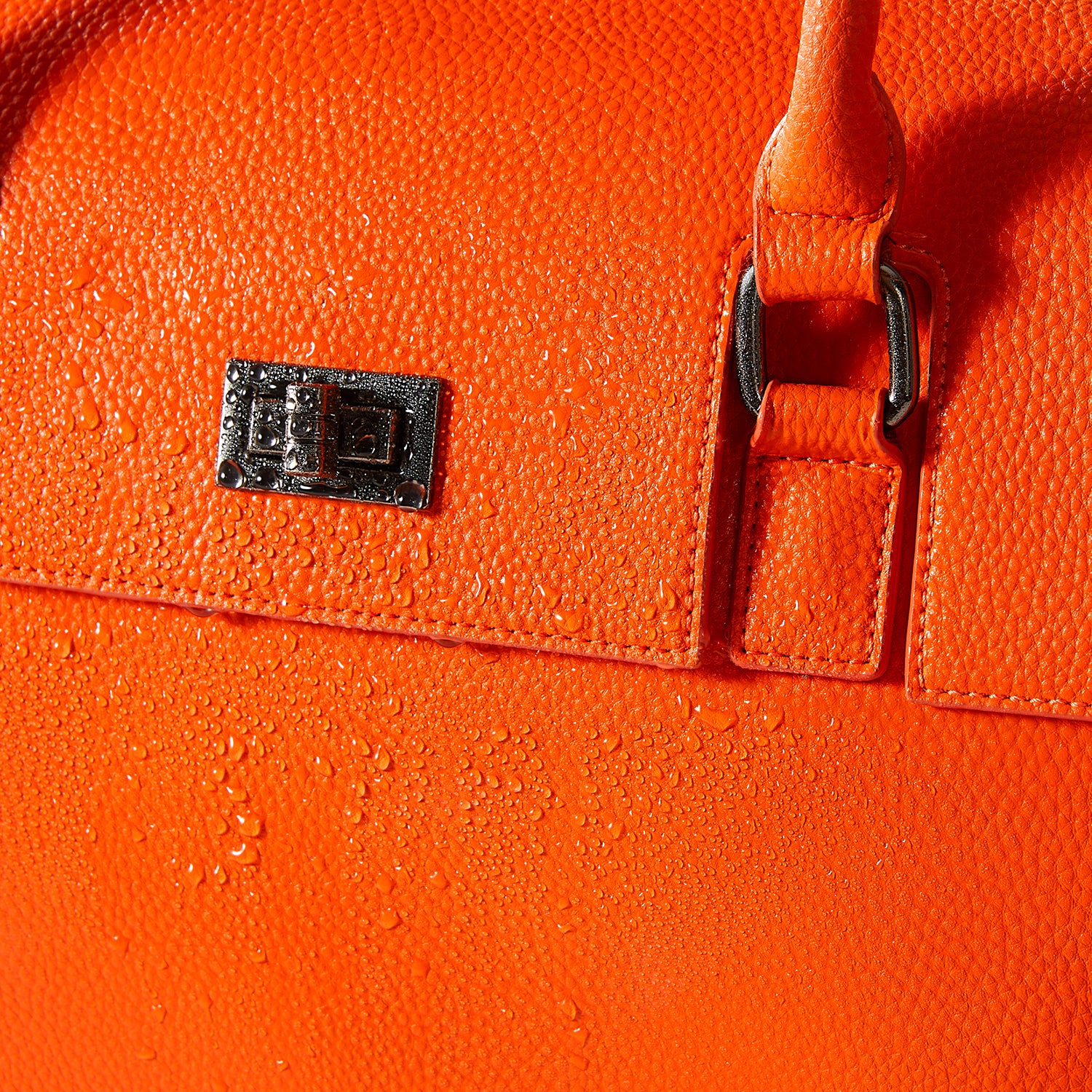 Hochwertiges, wasserabweisendes veganes Mikrofaser-Leder der Victoria Hyde New Work Bag in Orange, das Langlebigkeit und stilvolle Eleganz vereint.