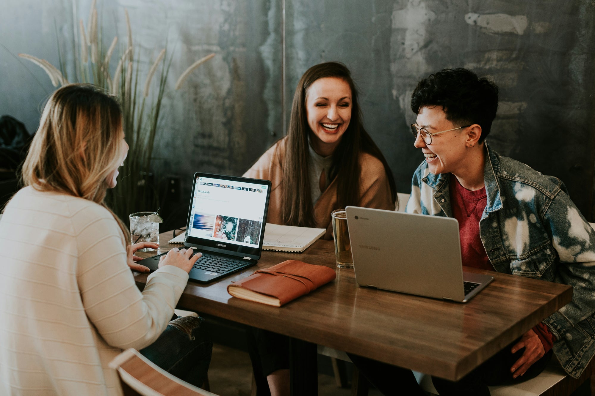 Moderne Berufstätige arbeiten gemeinsam in einem kreativen Büro, verkörpern den New Work Lifestyle, Teamarbeit, Produktivität und flexible Arbeitskultur.