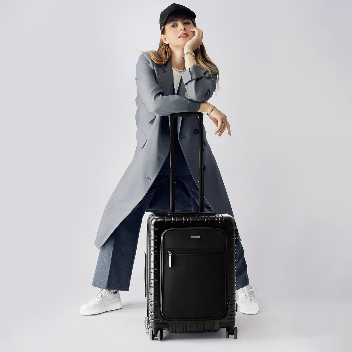 Victoria Hyde Super Woman trolley – compact PC suitcase, 3.4 kg, Hinomoto wheels, TAS lock, laptop compartment, foldable drink holder, 37x50x24 cm.