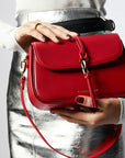 Victoria Hyde, VH60048, Flower, Rot, Handtasche, Damentasche, Schultertasche, goldene Details, Modelbild-2
