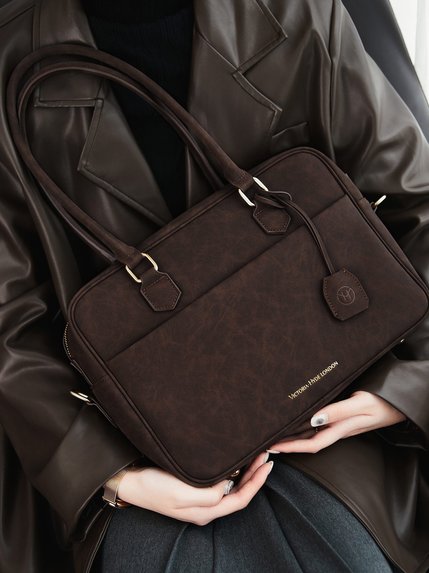 Victoria Hyde brown work bag, microfiber leather, vegan, water‑repellent. Fits 13" laptop, smart interior, removable cosmetic pouch, mouse and umbrella pockets. Organized for daily office use.