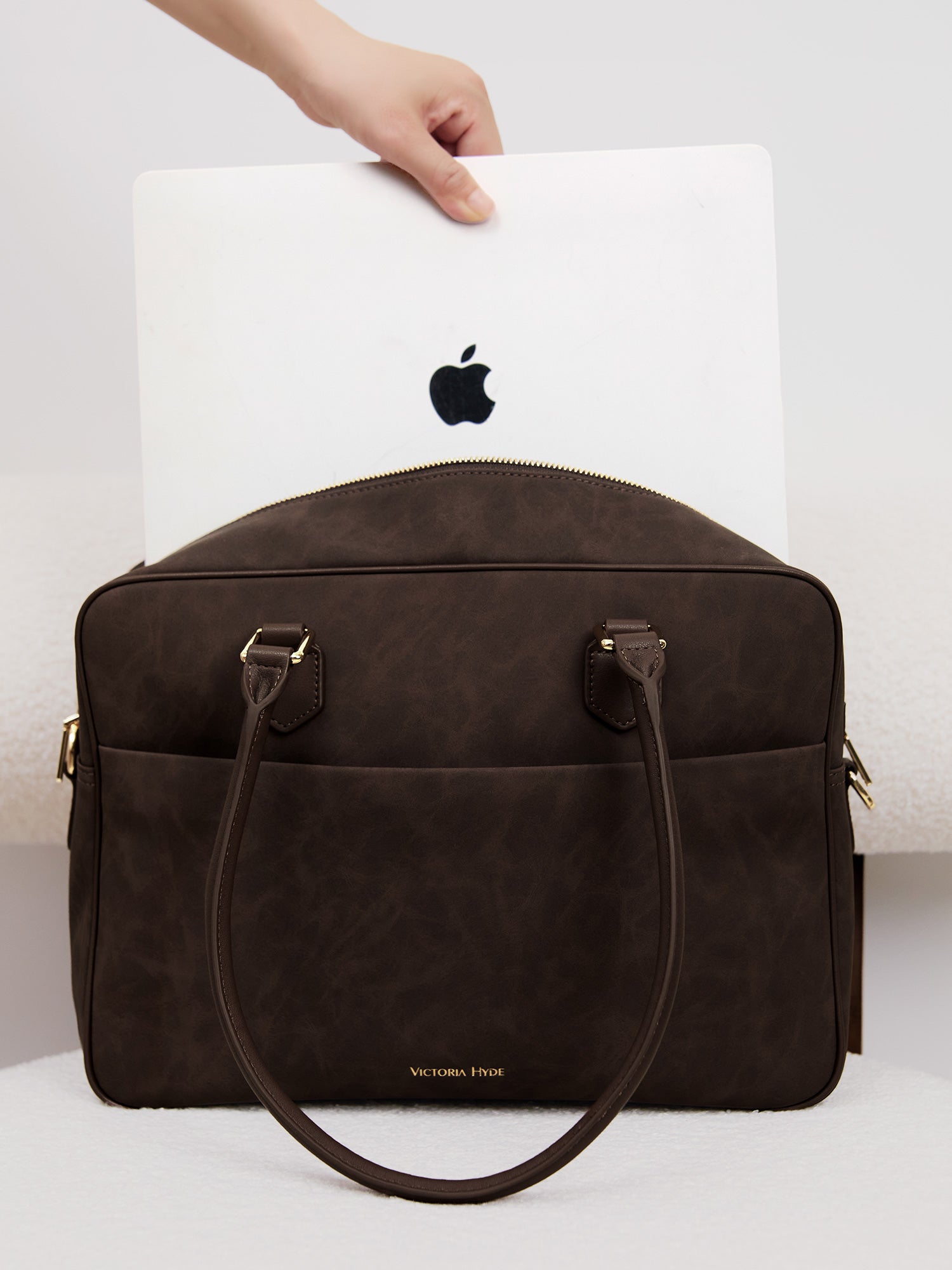 Victoria Hyde brown work bag, microfiber leather, vegan, water‑repellent. Fits 13" laptop, smart interior, removable cosmetic pouch, mouse and umbrella pockets. Organized for daily office use.