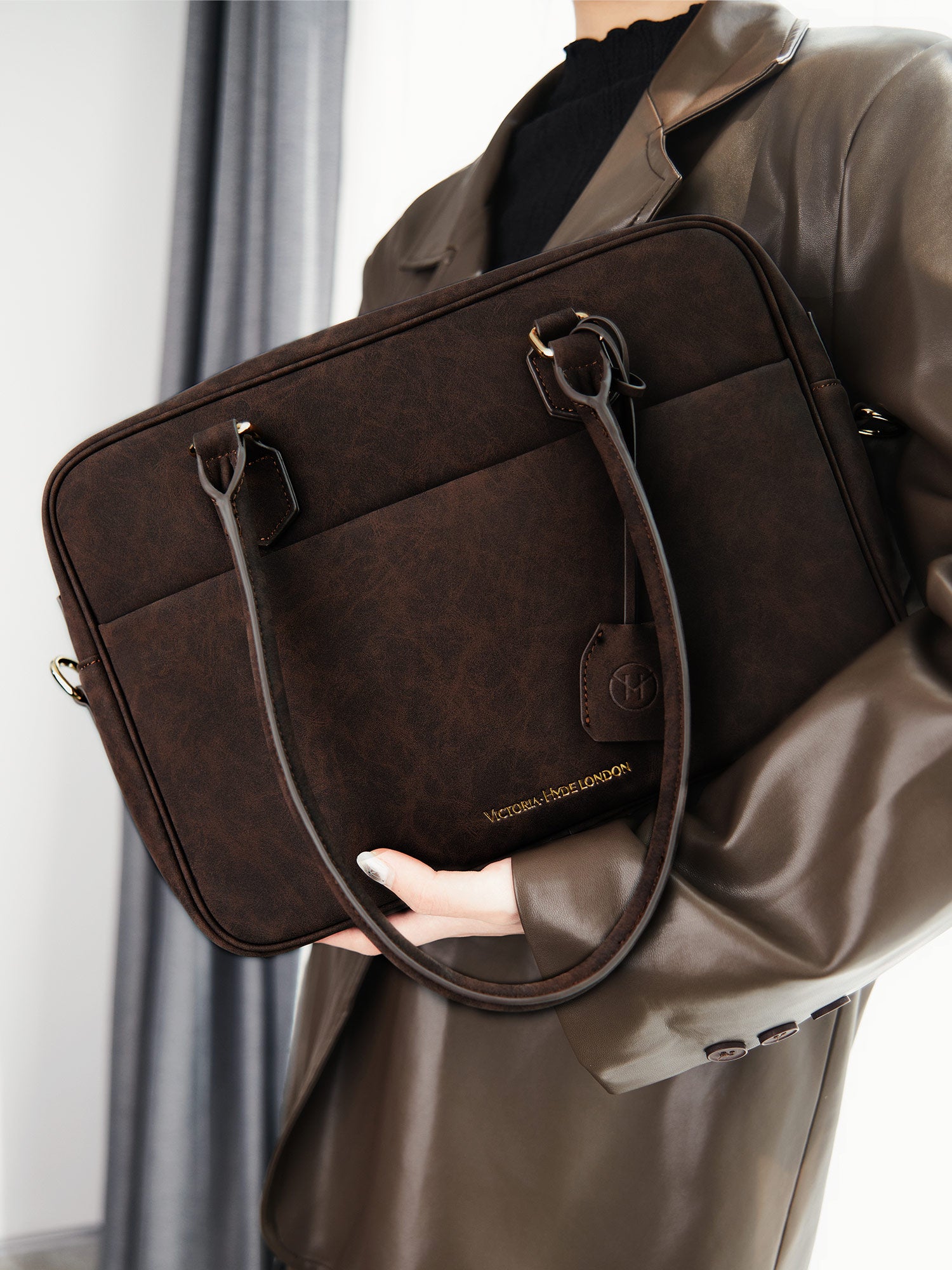 Victoria Hyde brown work bag, microfiber leather, vegan, water‑repellent. Fits 13" laptop, smart interior, removable cosmetic pouch, mouse and umbrella pockets. Organized for daily office use.
