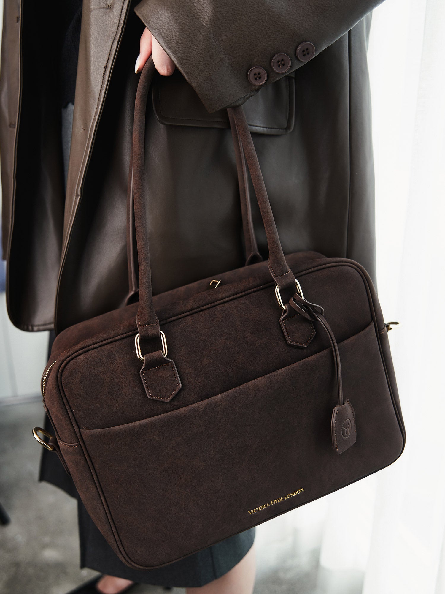Victoria Hyde brown work bag, microfiber leather, vegan, water‑repellent. Fits 13" laptop, smart interior, removable cosmetic pouch, mouse and umbrella pockets. Organized for daily office use.