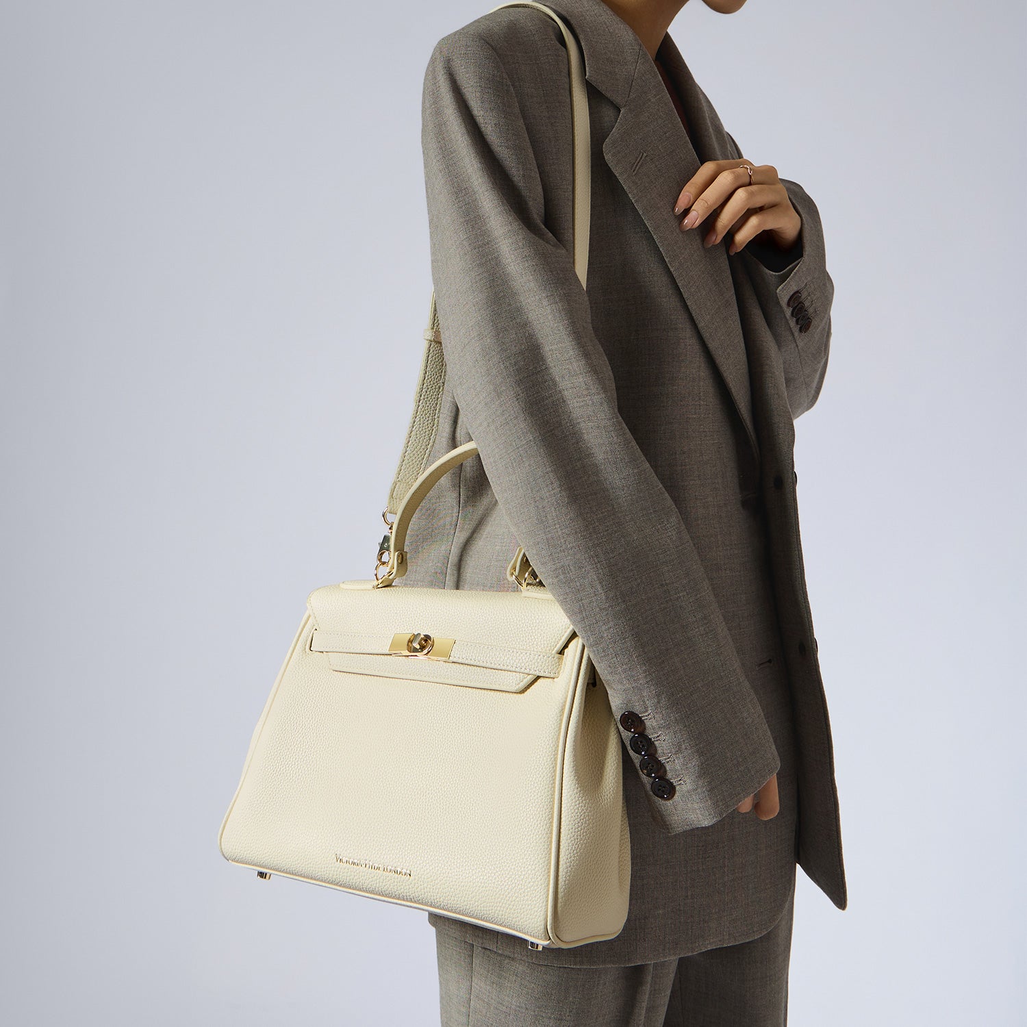 new_work_bag Victoria II white business bag-Elegant &amp; classic Victoria Hyde handbag in Mondschein weiß. Textured vegan PU leather, light gold details. Wear as handheld, shoulder or crossbody. 28.5x22.5x12cm.