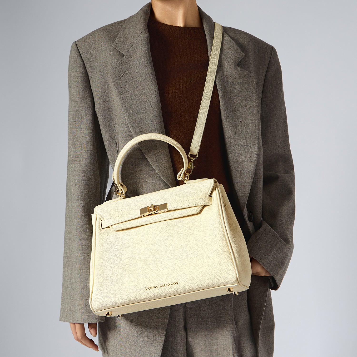 new_work_bag Victoria II white business bag-Elegant &amp; classic Victoria Hyde handbag in Mondschein weiß. Textured vegan PU leather, light gold details. Wear as handheld, shoulder or crossbody. 28.5x22.5x12cm.