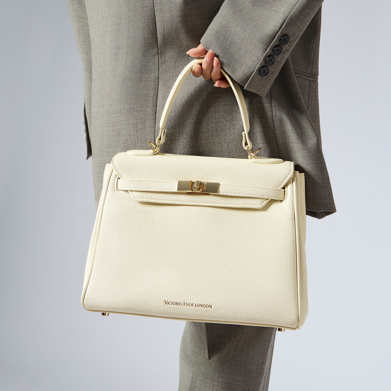 new_work_bag Victoria II white business bag-Elegant &amp; classic Victoria Hyde handbag in Mondschein weiß. Textured vegan PU leather, light gold details. Wear as handheld, shoulder or crossbody. 28.5x22.5x12cm.