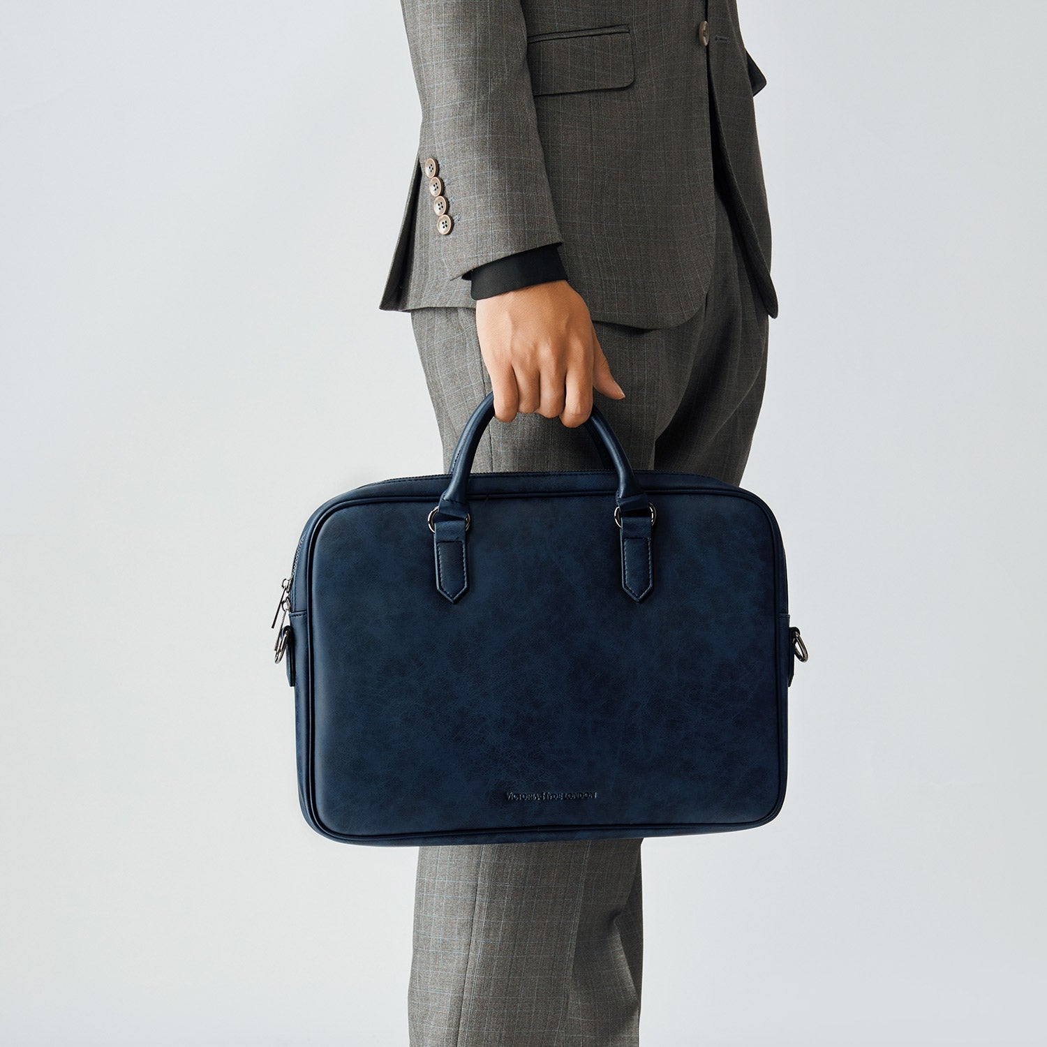 Victoria Hyde Daniel men's laptop briefcase – microfiber leather business bag with organizer, powerbank pocket, glasses holder, 37x27x5.5 cm, 0.94 kg.