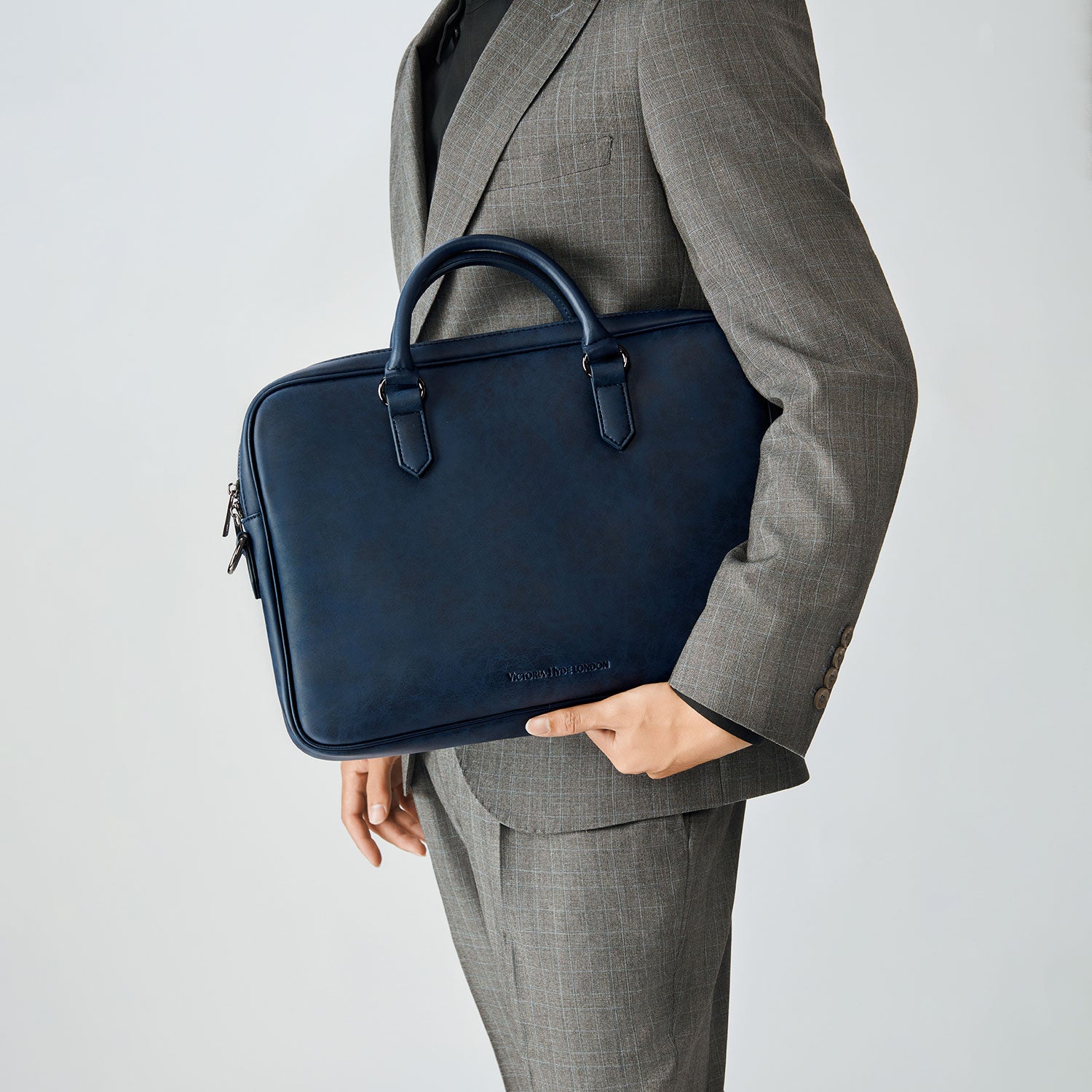 Victoria Hyde Daniel men's laptop briefcase – microfiber leather business bag with organizer, powerbank pocket, glasses holder, 37x27x5.5 cm, 0.94 kg.