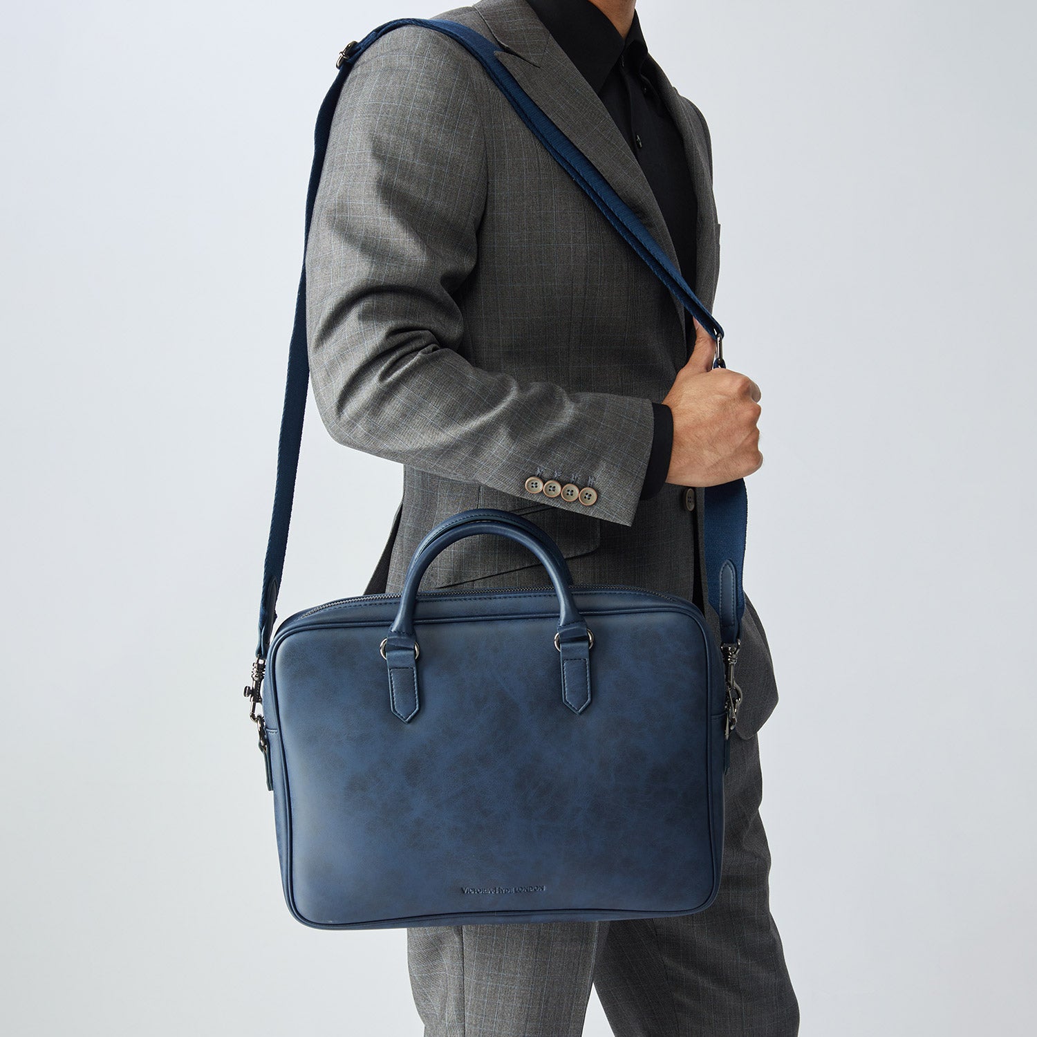 Victoria Hyde Daniel men's laptop briefcase – microfiber leather business bag with organizer, powerbank pocket, glasses holder, 37x27x5.5 cm, 0.94 kg.