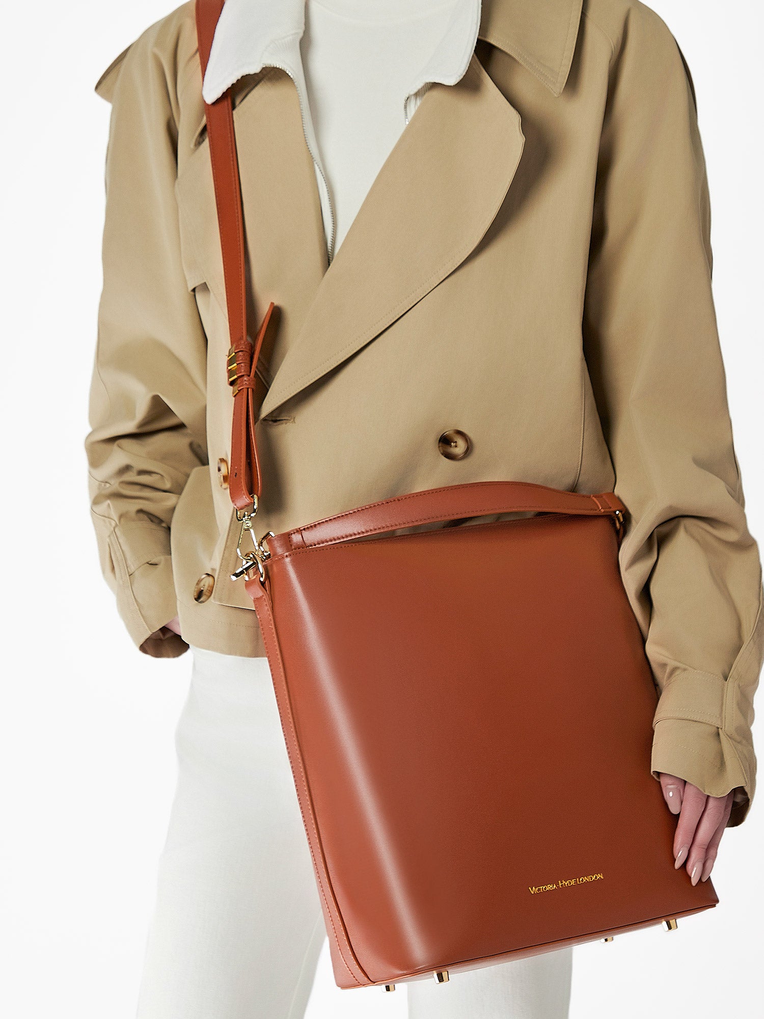 Victoria Hyde Kloey large work bag in reddish-brown, vegan microfiber leather, padded 13″ laptop sleeve, smart interior pockets, water-resistant, 27x33x16 cm.