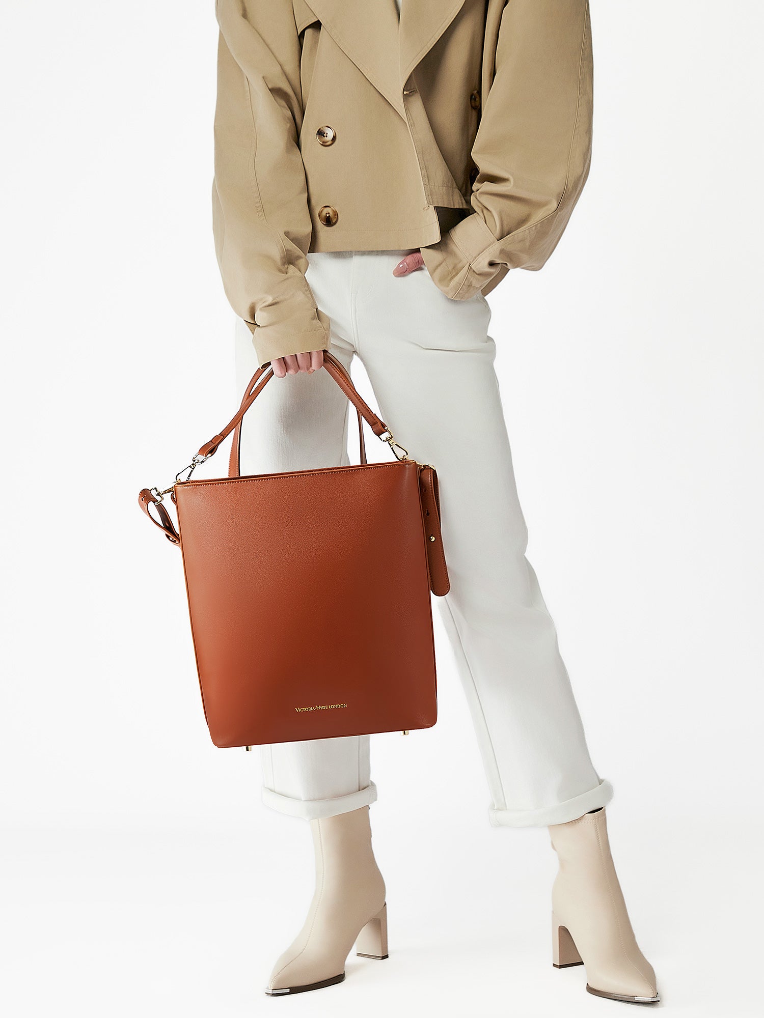 Victoria Hyde Kloey large work bag in reddish-brown, vegan microfiber leather, padded 13″ laptop sleeve, smart interior pockets, water-resistant, 27x33x16 cm.