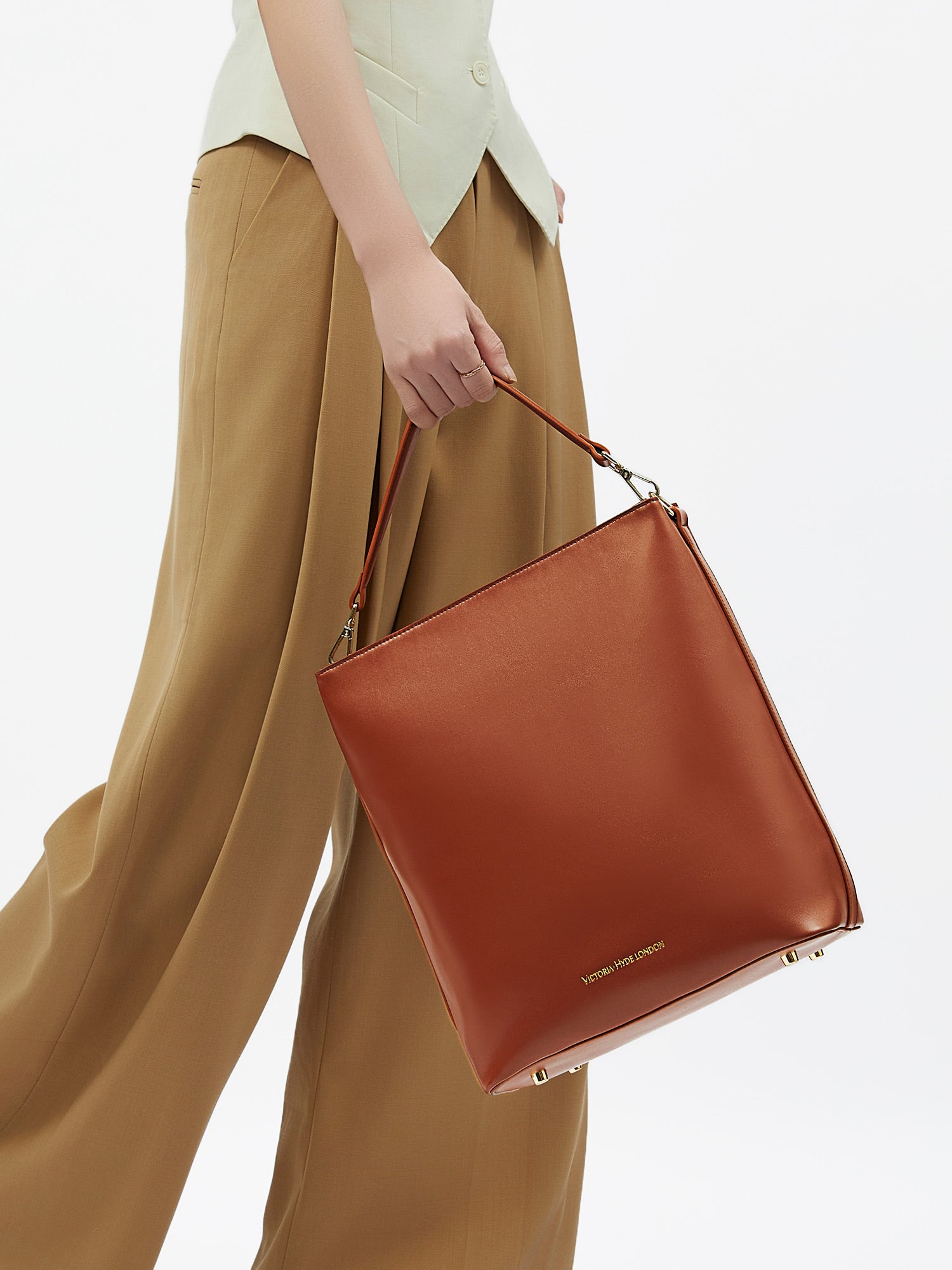 Victoria Hyde Kloey large work bag in reddish-brown, vegan microfiber leather, padded 13″ laptop sleeve, smart interior pockets, water-resistant, 27x33x16 cm.