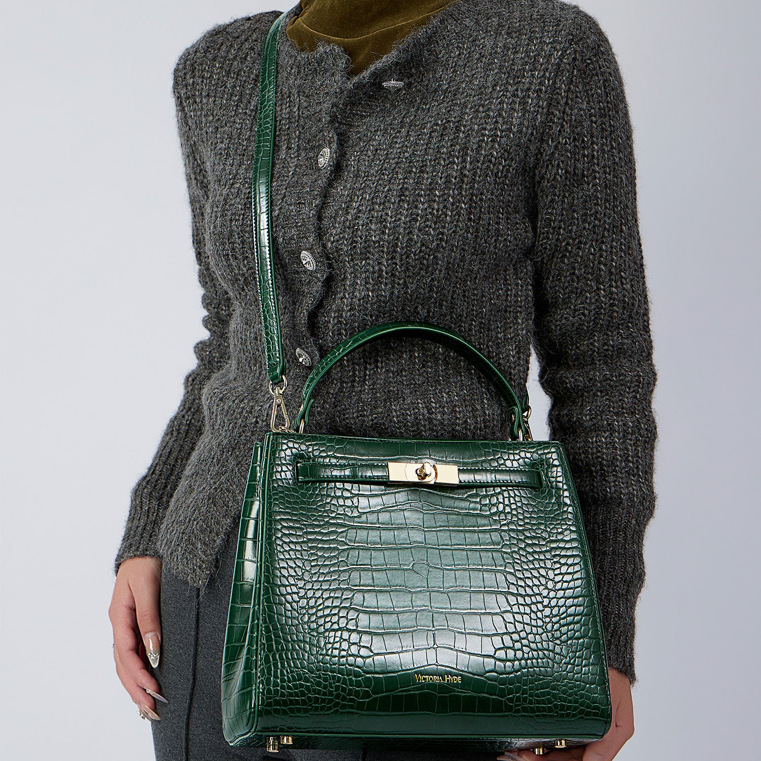 new work bag Victoria III green business bag-Victoria Hyde Victoria III shoulder work bag – trapezoidal, PU leather, gold clasp, lightweight 0.7kg, fits 12.9” tablet, 28x23x11 cm, organizer pockets.
