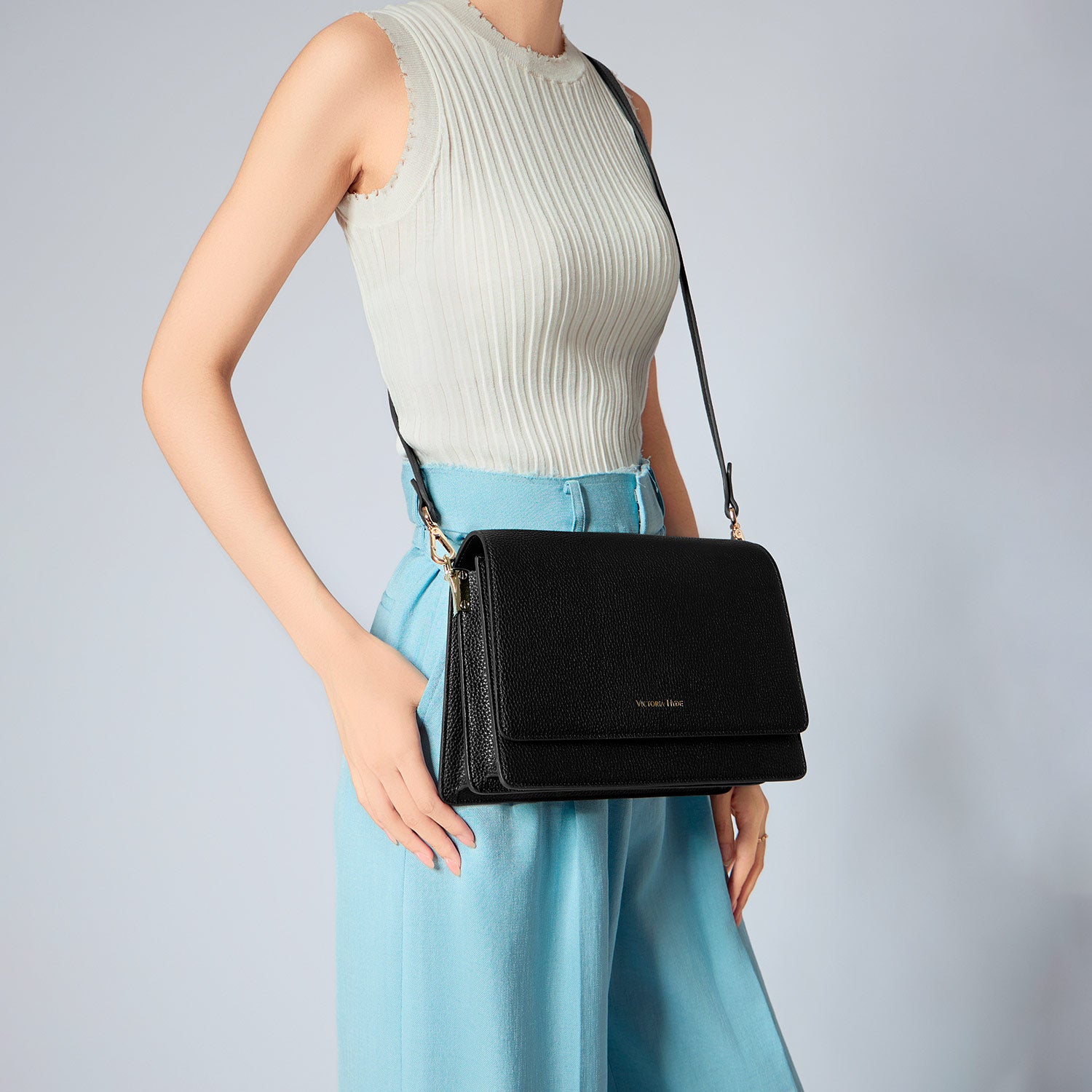 new work bag luna black business bag-Victoria Hyde Luna women's shoulder bag – lightweight work bag (0.7kg), compact 24.5x17x11 cm, PU leather, card slots, pen and phone holders, ideal for commuting.