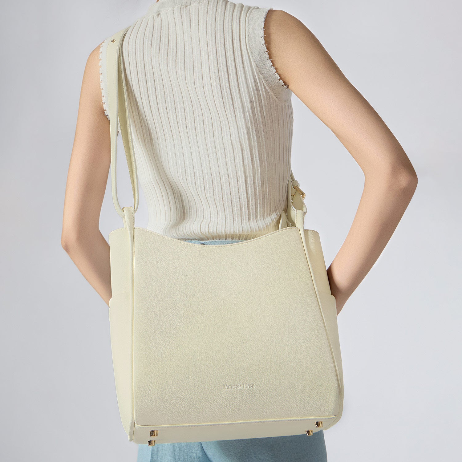 new work bag Olivia white business bag-Victoria Hyde Olivia white work bag – minimalist microfiber leather, water-repellent, Shandong silk lining, fits 11" tablet, 27x30x14 cm, 0.75kg.