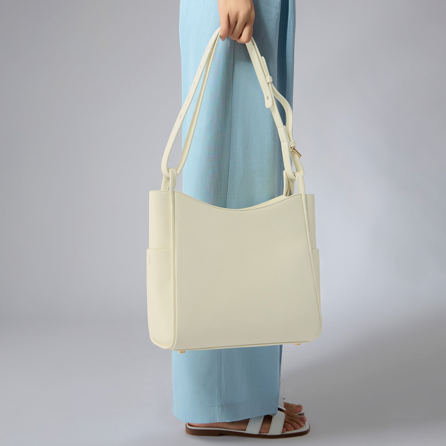 new work bag Olivia white business bag-Victoria Hyde Olivia white work bag – minimalist microfiber leather, water-repellent, Shandong silk lining, fits 11" tablet, 27x30x14 cm, 0.75kg.