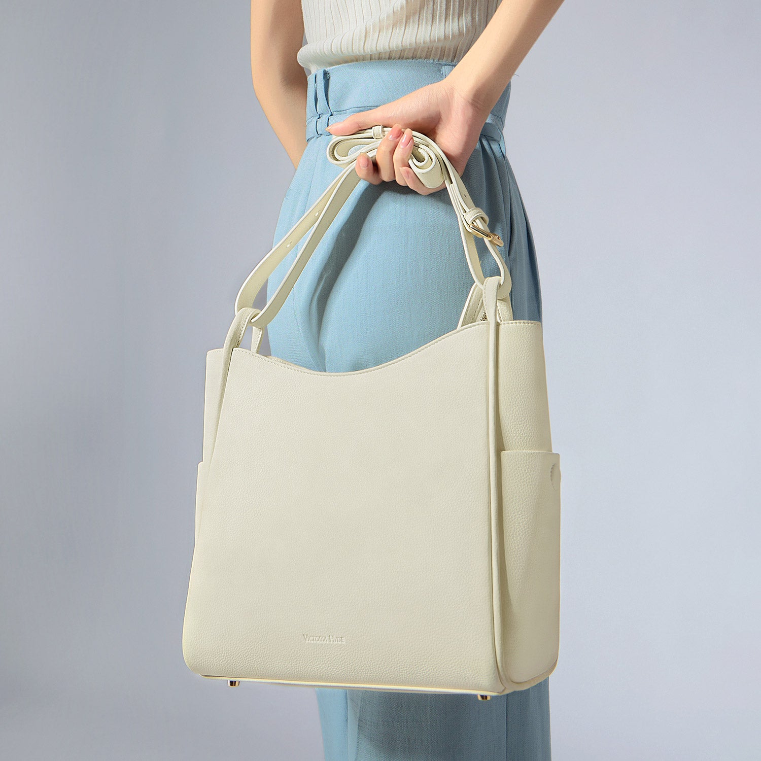 new work bag Olivia white business bag-Victoria Hyde Olivia white work bag – minimalist microfiber leather, water-repellent, Shandong silk lining, fits 11" tablet, 27x30x14 cm, 0.75kg.