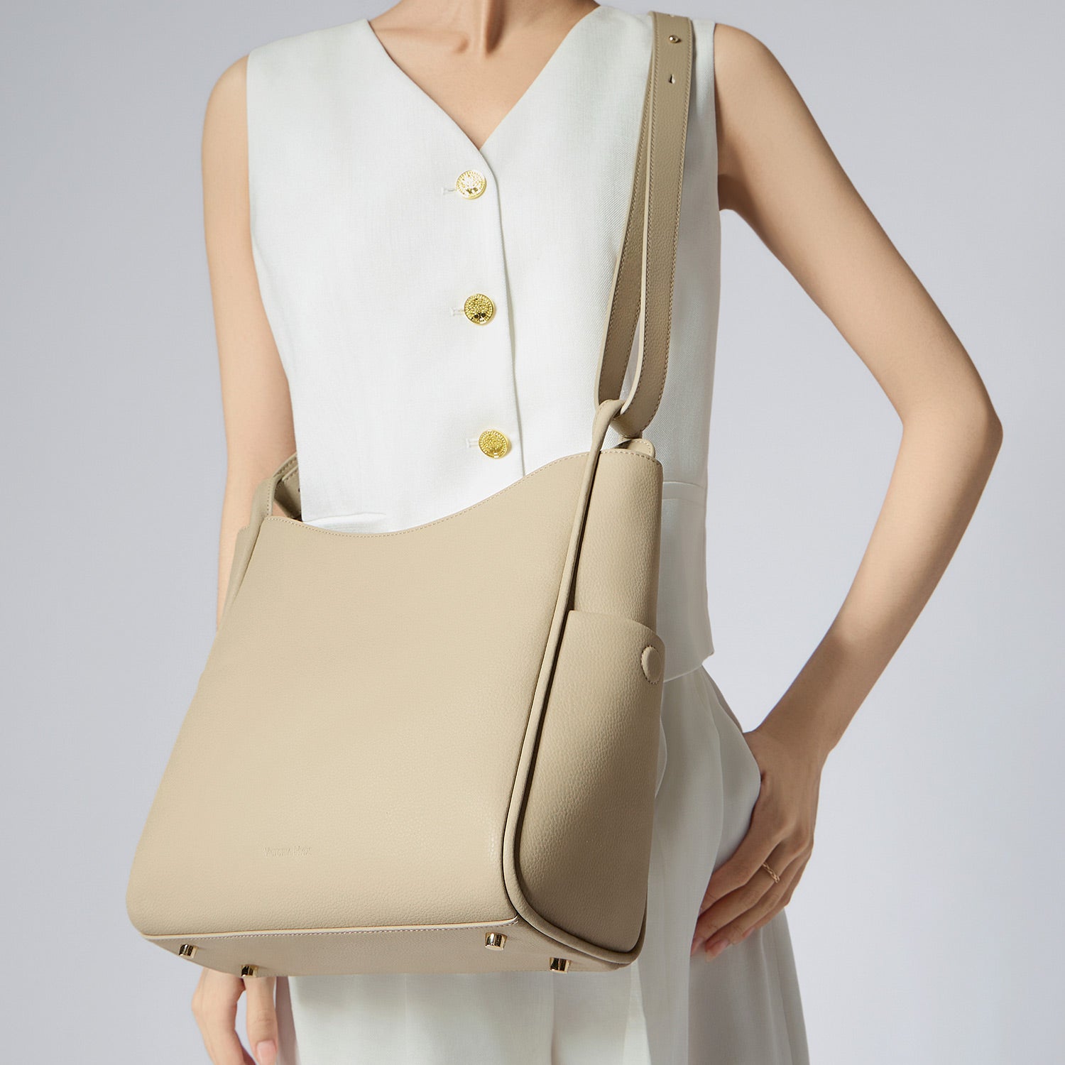 Victoria Hyde Olivia nude work bag – minimalist microfiber leather, vegan, water-repellent, fits 11" tablet, smart pockets, 27x30x14 cm, 0.75kg.