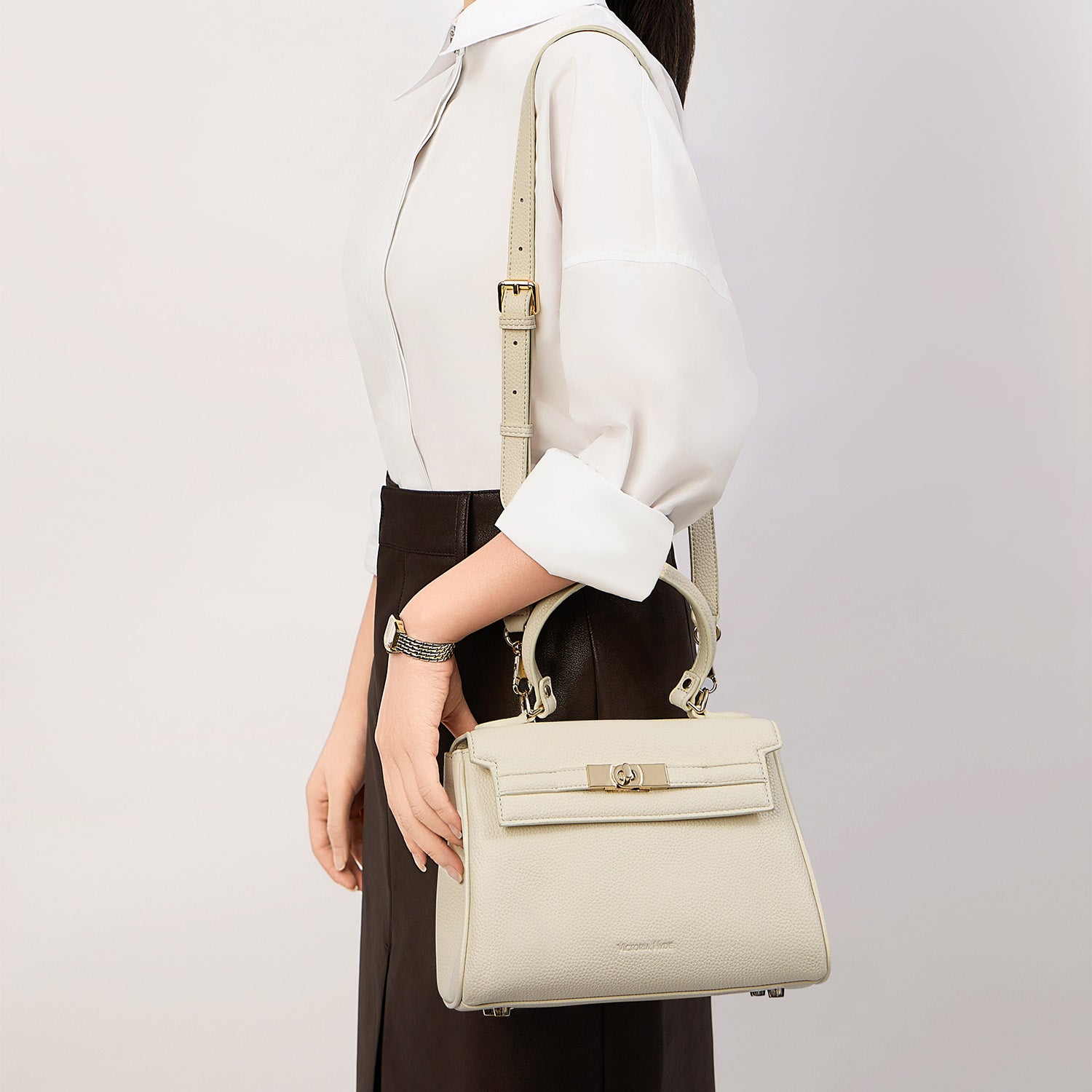 Victoria Hyde London Victoria women's handbag – stylish work bag in PU leather with gold hardware. Interior pockets for headphones, lipstick, pen, keys, sunglasses. Perfect for career women.