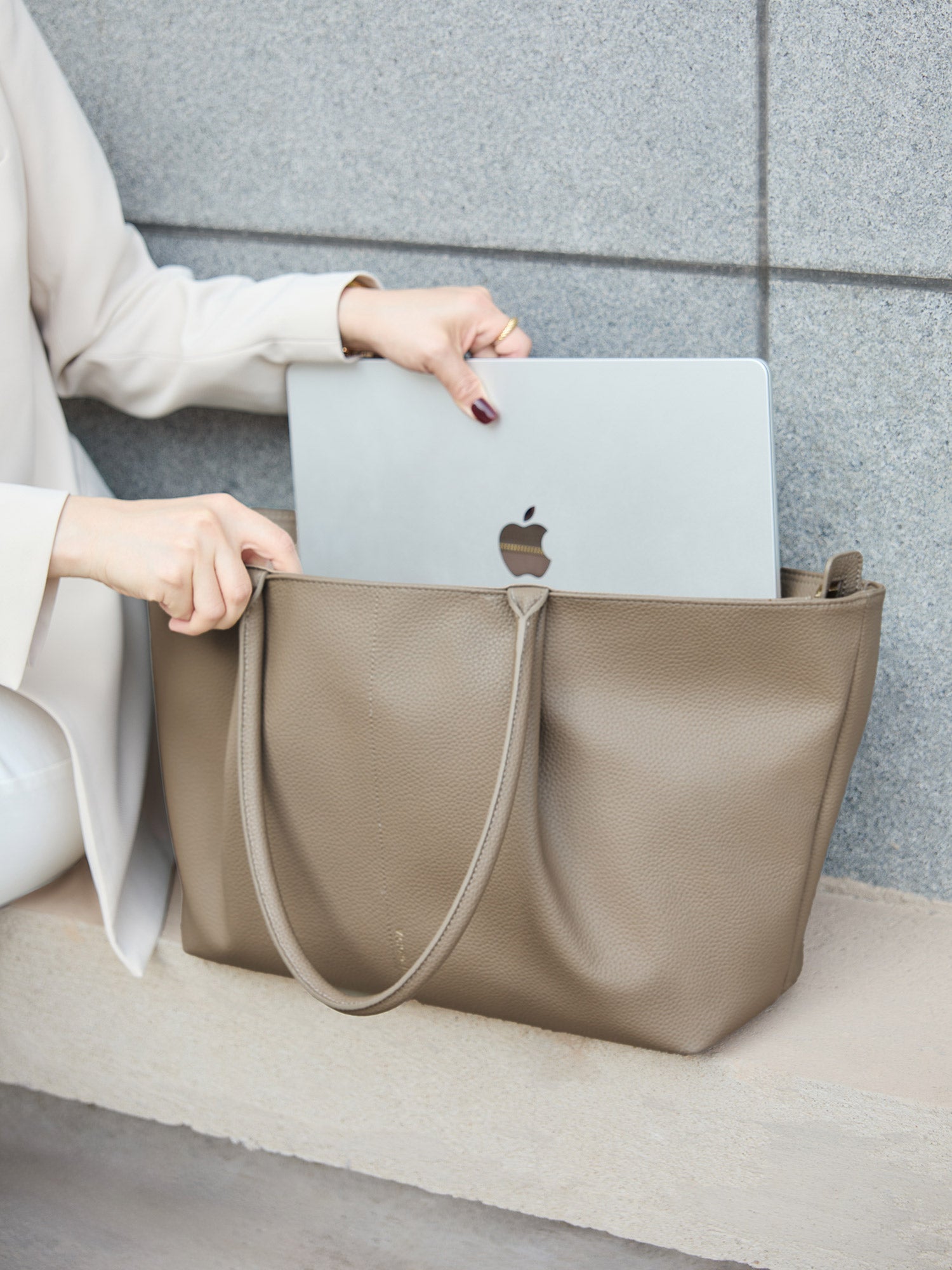 New Work Bag Ada beige modern work bag sustainable tote bag with laptop compartment for women in business