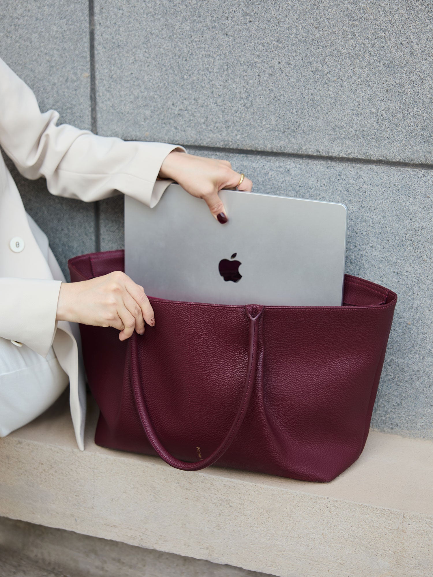 Business Tasche Ada in Rot für Damen, elegante Laptop-Handtasche bis 16 Zoll aus veganem Mikrofaser-Leder für Büro und Geschäftsreisen