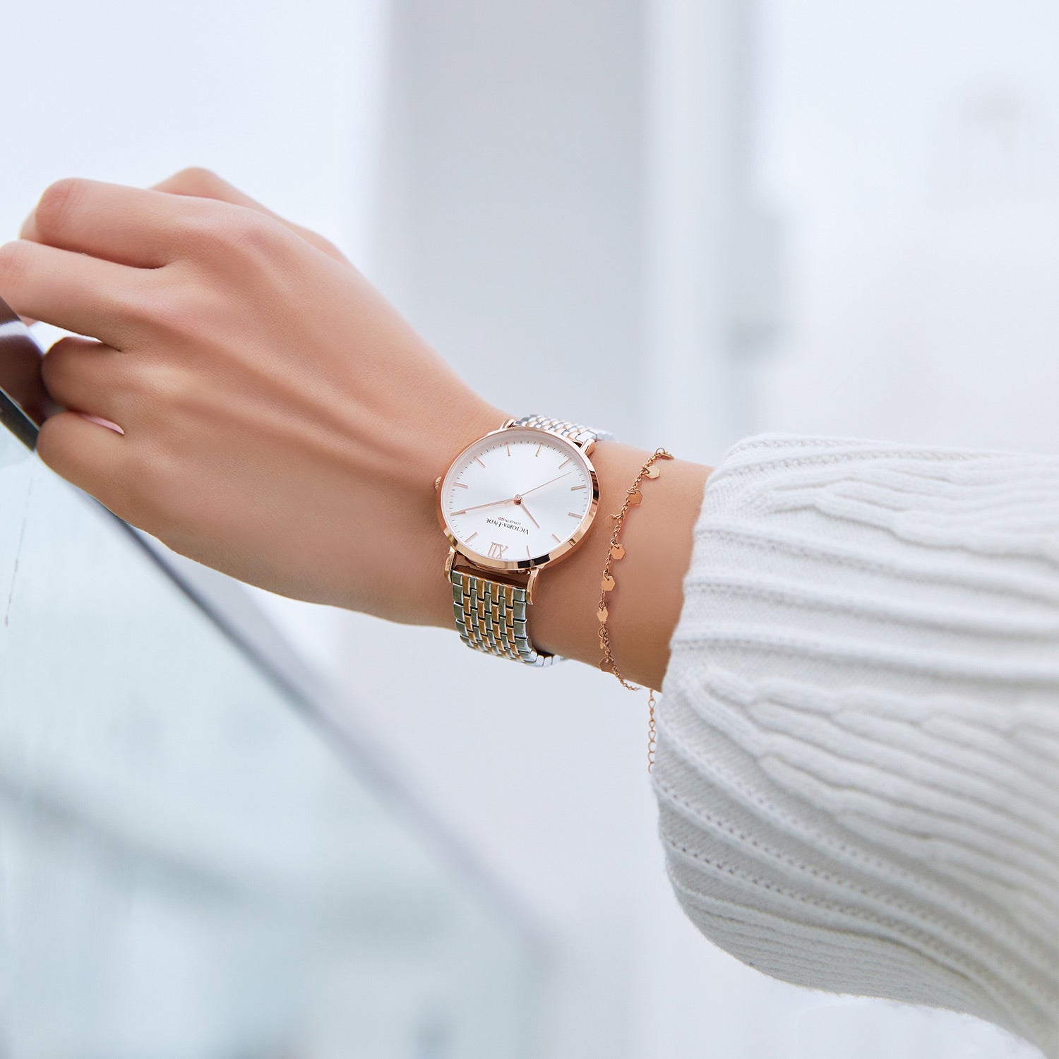 Victoria Hyde Primrose Classic Bicolor gift set – rose gold & silver watch with Roman numerals, Miyota 2035, plus matching hexagon-pendant bracelet.