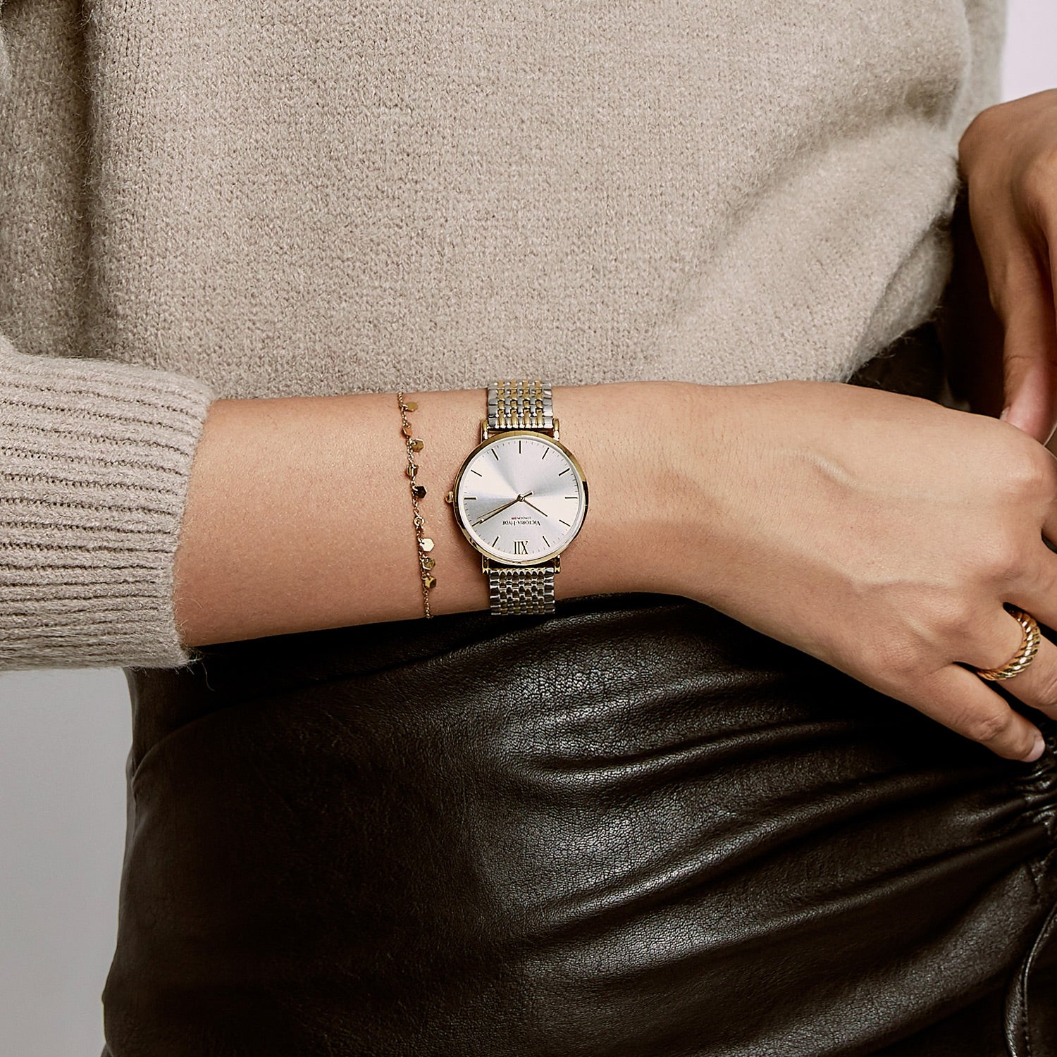 Victoria Hyde Primrose Classic bicolor gold-silver watch set with hexagon chain bracelet, Roman numerals, Miyota 2035, mineral glass, 33mm case.