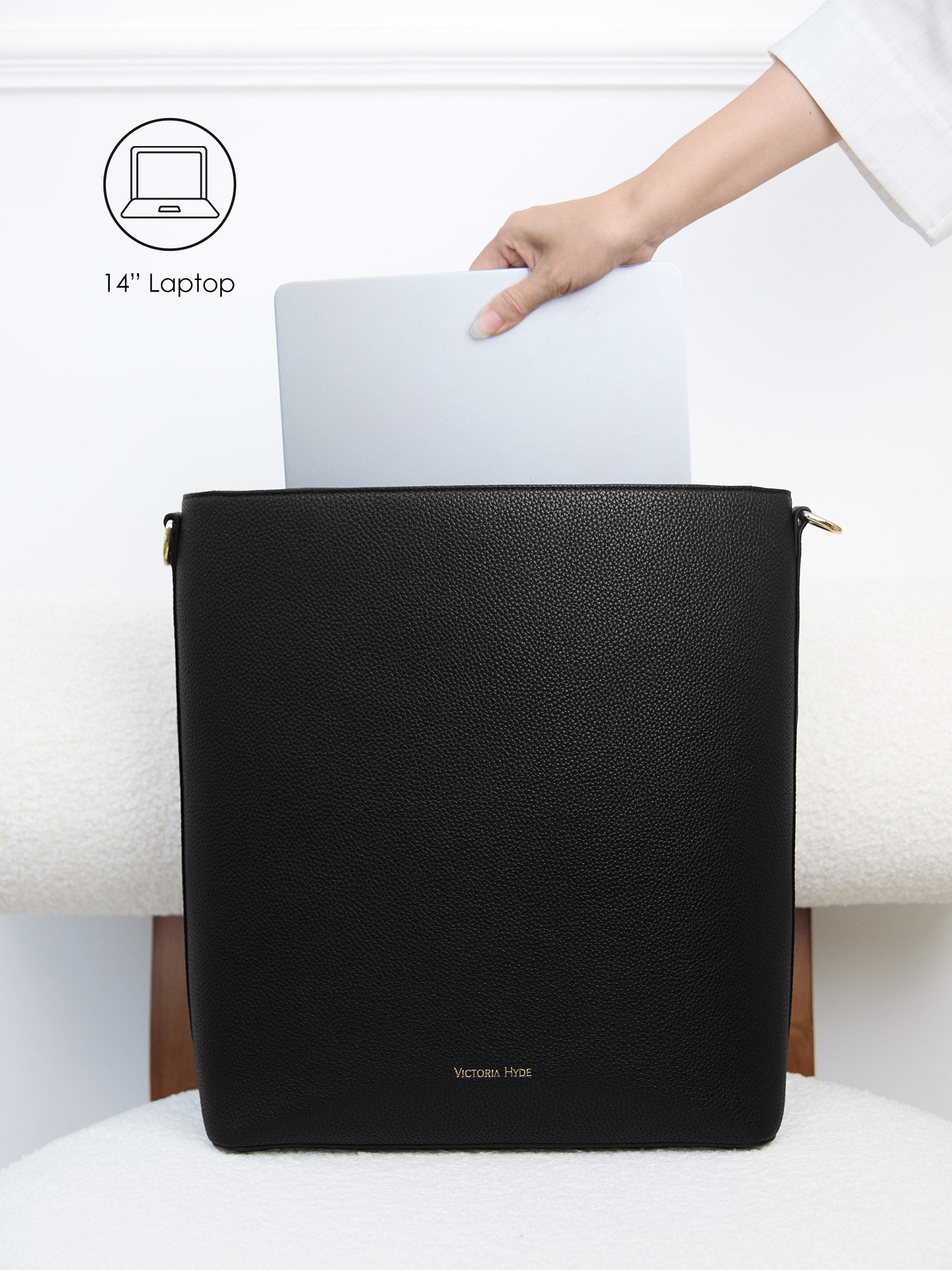 Victoria Hyde  Kloey schwarz laptop bag perfectly fitting a 14-inch laptop, demonstrating secure and easy access for professional daily commutes.