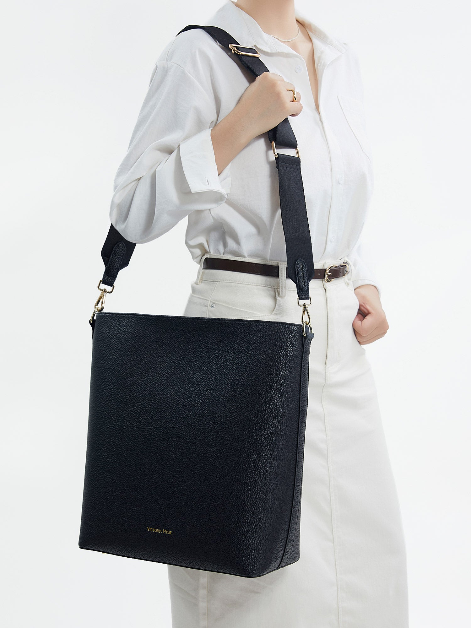 Victoria Hyde Kloey business laptop bag in schwarz, stylish vegan leather shoulder bag for women, designed for up to 14-inch laptops and daily commute.