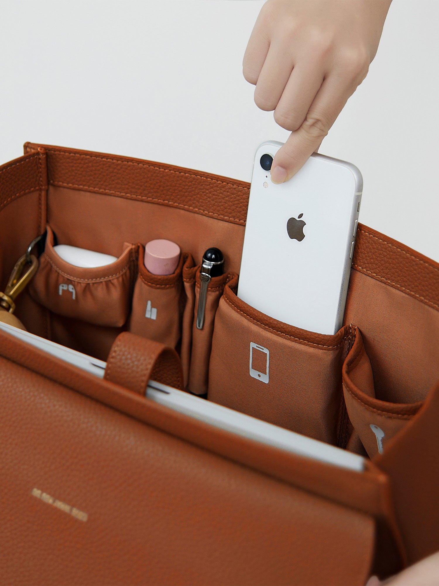 Victoria Hyde Potter braun laptop bag interior showing organized pockets for smartphone, pens, and accessories, perfect for daily business essentials.
