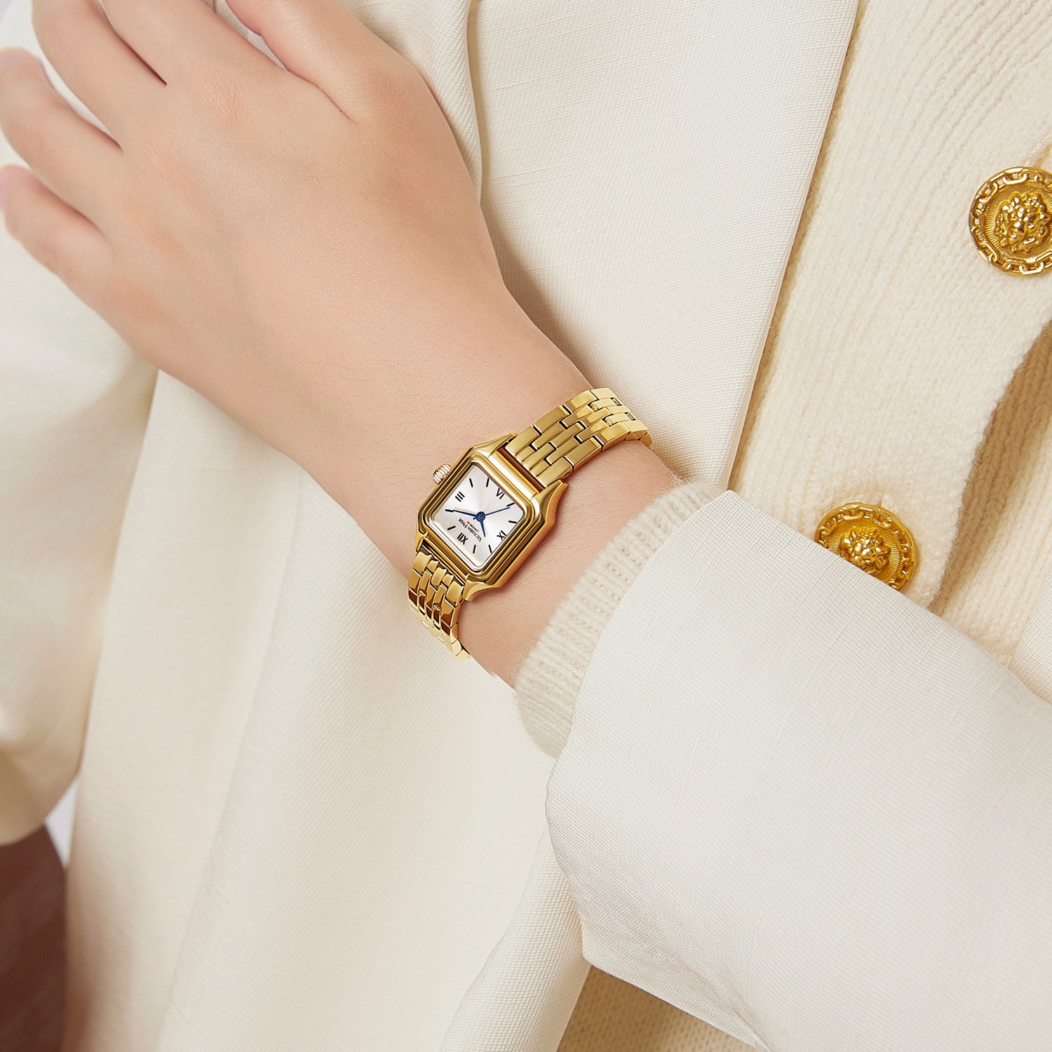 Victoria Hyde Pearl Gold gift set – ladies’ watch with gold strap, silver-white sunburst dial, Roman numerals, Miyota 2035, plus matching Selena crystal earrings, elegant timeless style.