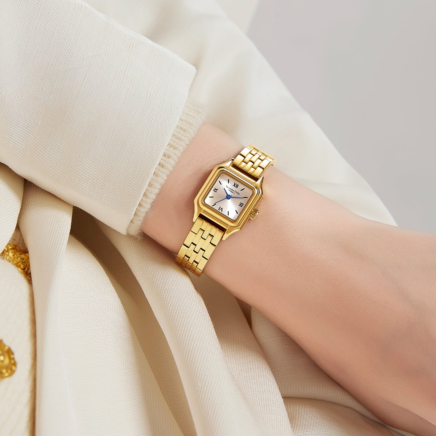 Victoria Hyde Pearl Gold gift set – ladies’ watch with gold strap, silver-white sunburst dial, Roman numerals, Miyota 2035, plus matching Selena crystal earrings, elegant timeless style.