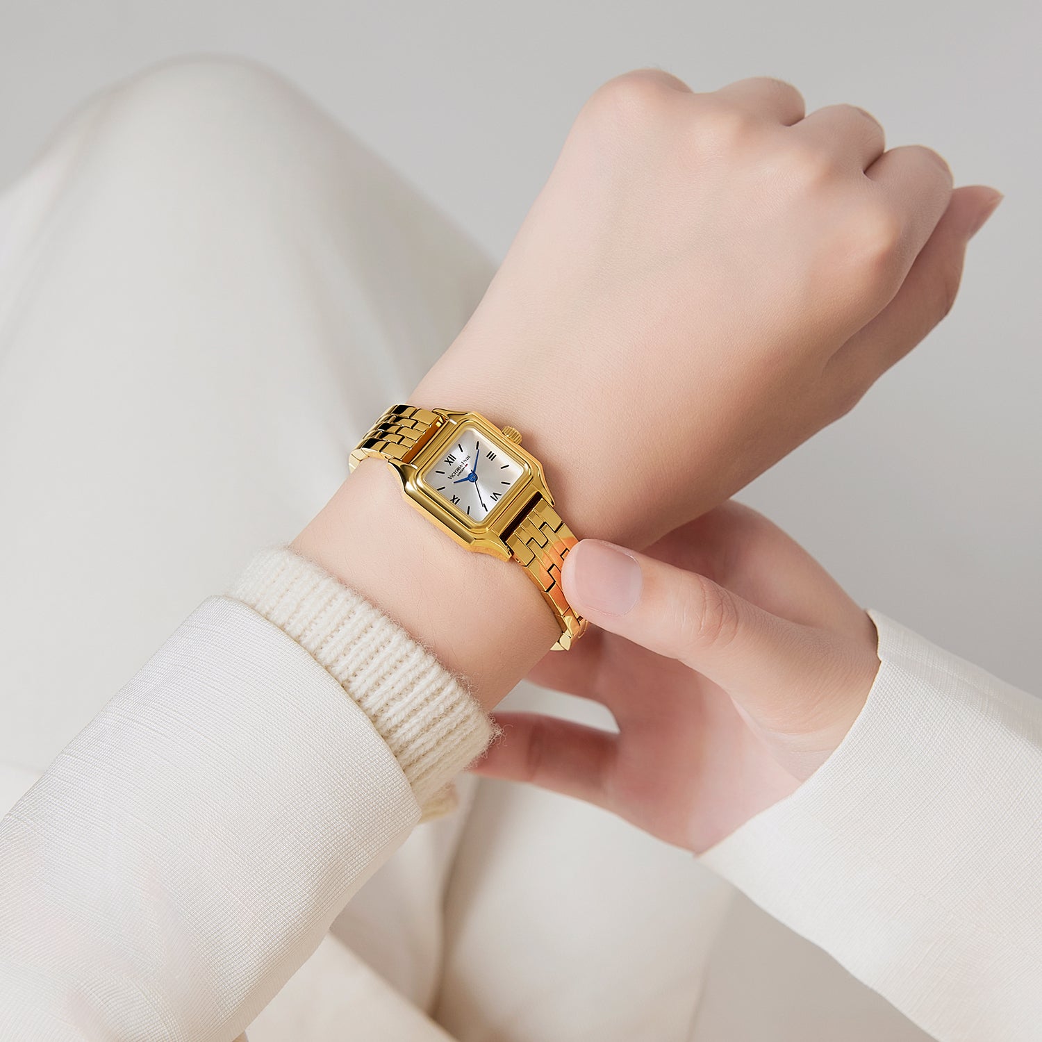Victoria Hyde Pearl Gold gift set – ladies’ watch with gold strap, silver-white sunburst dial, Roman numerals, Miyota 2035, plus matching Selena crystal earrings, elegant timeless style.