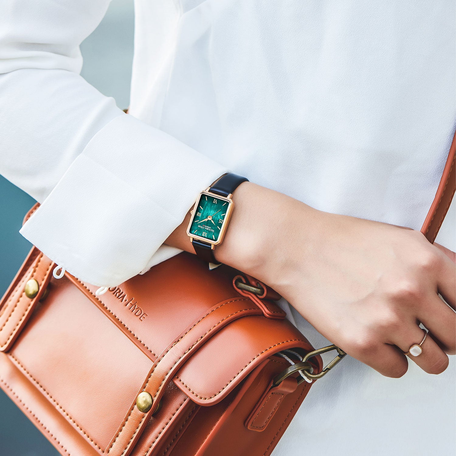 Victoria Hyde Hampton ladies' square watch – gold case, green dial, black leather strap, Miyota 2035 movement, mineral glass, 22x28 mm.