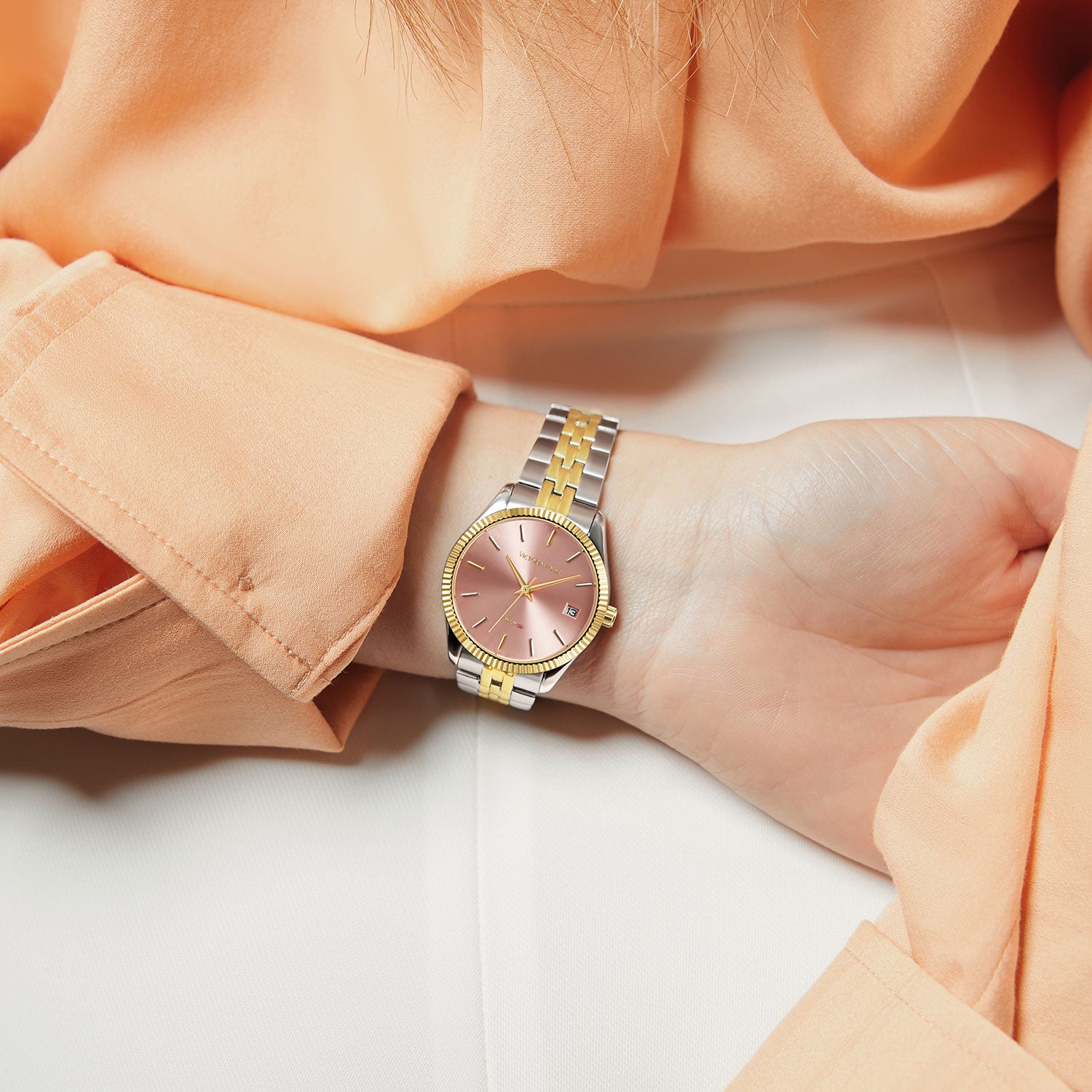 Victoria Hyde gold-silver watch with pink sunburst dial, calendar function, 32mm case, stainless steel bracelet – elegant timepiece.