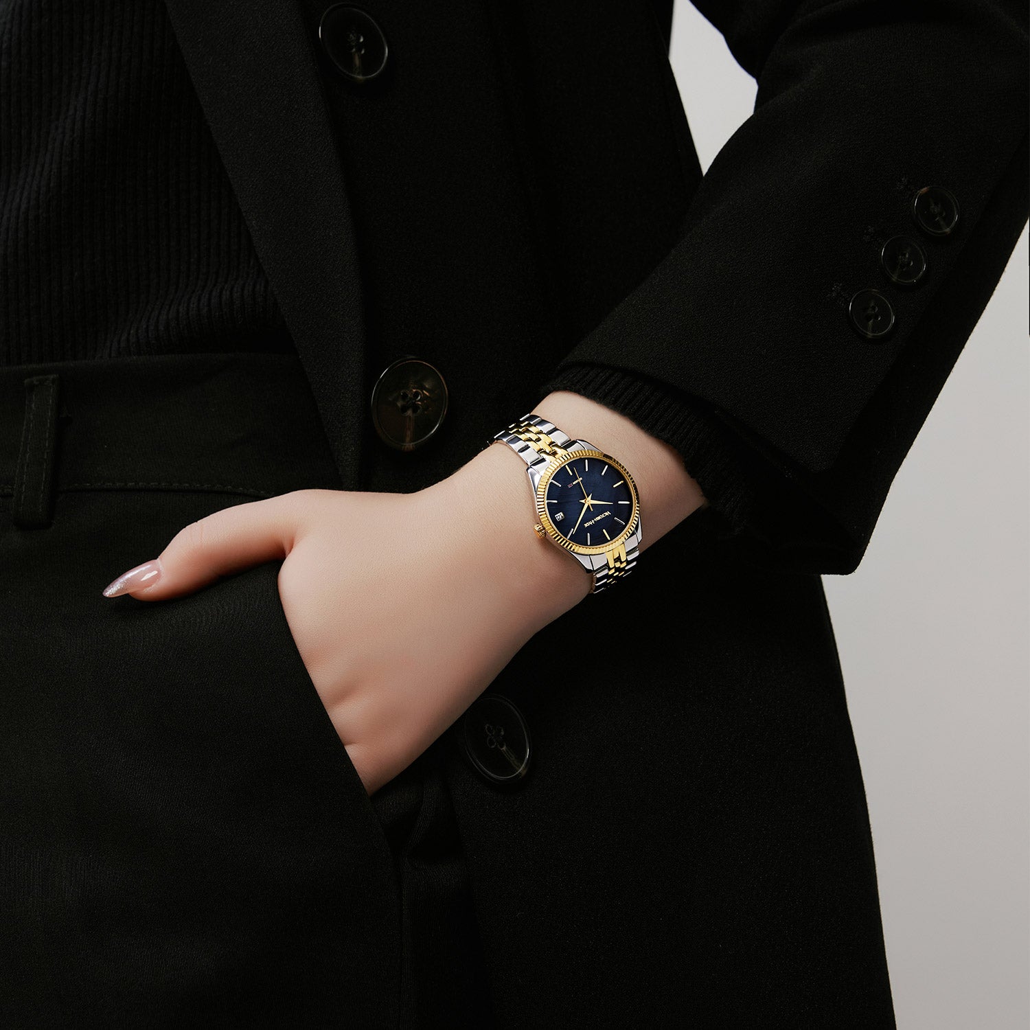 Victoria Hyde gold-silver watch with black sunray dial, calendar function, stainless steel bracelet, 32mm case – elegant and practical.