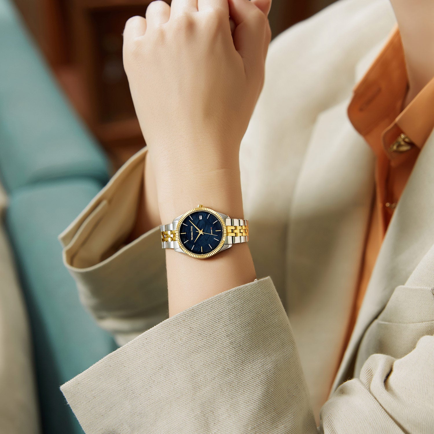 Victoria Hyde gold-silver watch with black sunray dial, calendar function, stainless steel bracelet, 32mm case – elegant and practical.