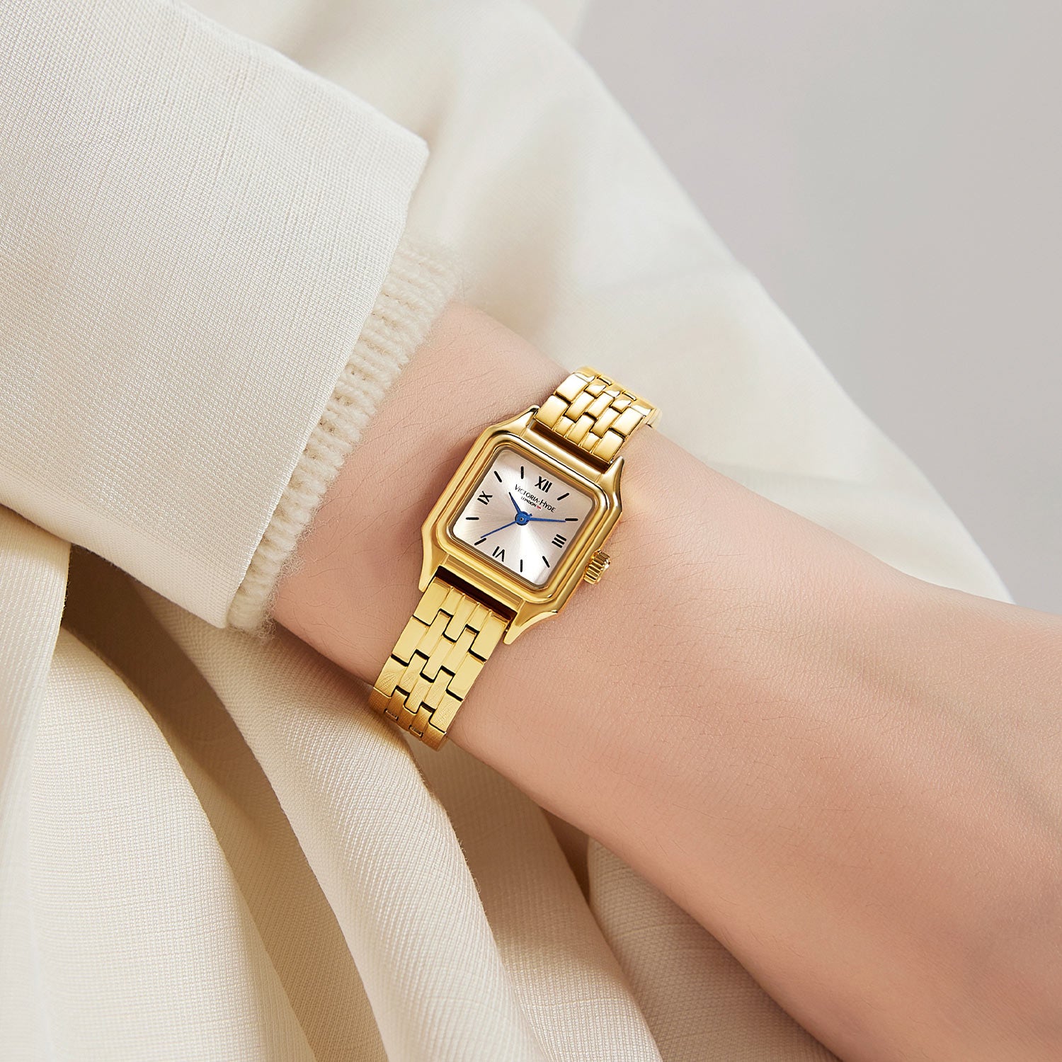 Victoria Hyde minimalist women’s watch. Elegant, timeless design with Miyota 2035 movement, eco-friendly copper case, mineral glass, and 3 ATM water resistance. Versatile for any occasion