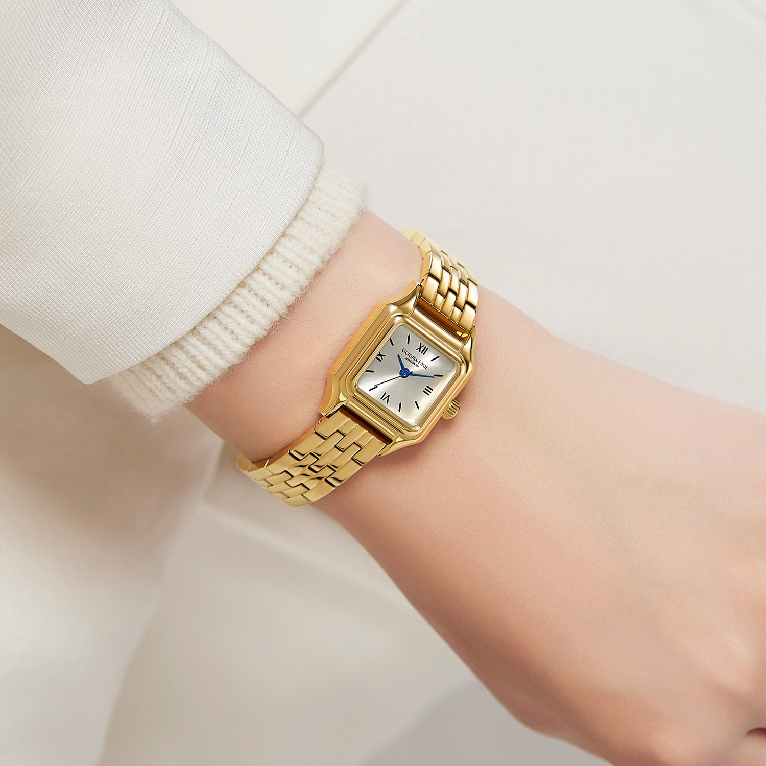 Victoria Hyde minimalist women’s watch. Elegant, timeless design with Miyota 2035 movement, eco-friendly copper case, mineral glass, and 3 ATM water resistance. Versatile for any occasion