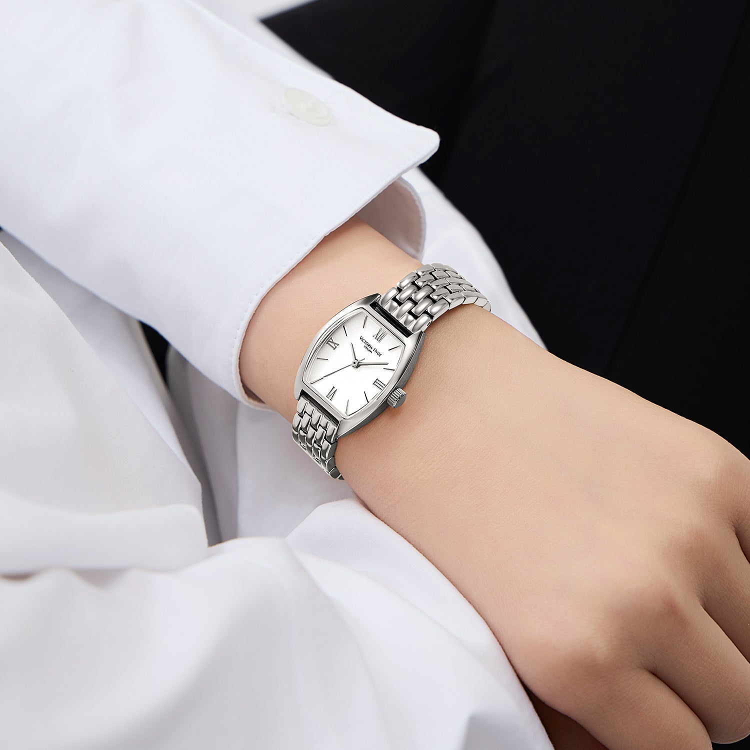 Silver Victoria Hyde London BARREL women's watch: tonneau copper case, sand-effect dial, steel bracelet, quartz movement, 3ATM.