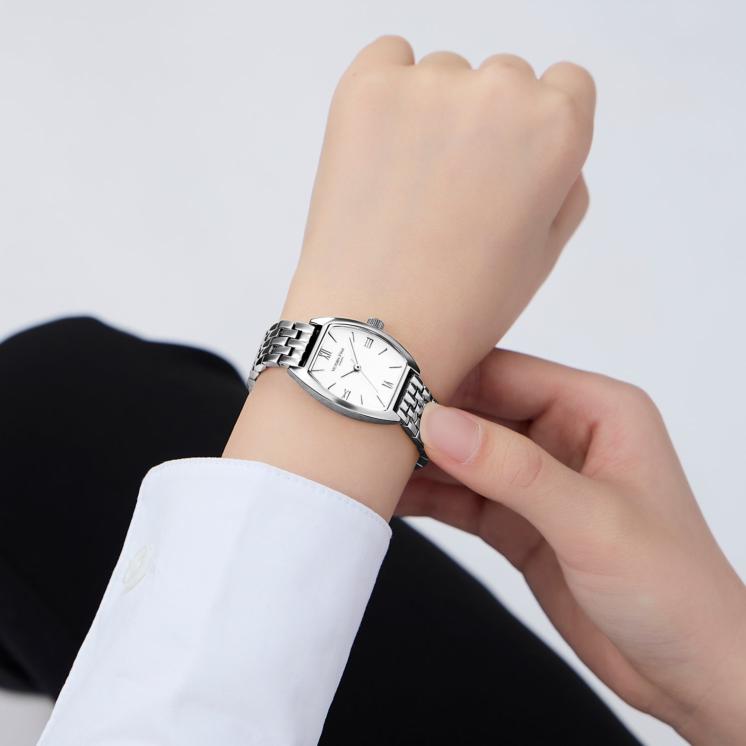 Silver Victoria Hyde London BARREL women's watch: tonneau copper case, sand-effect dial, steel bracelet, quartz movement, 3ATM.