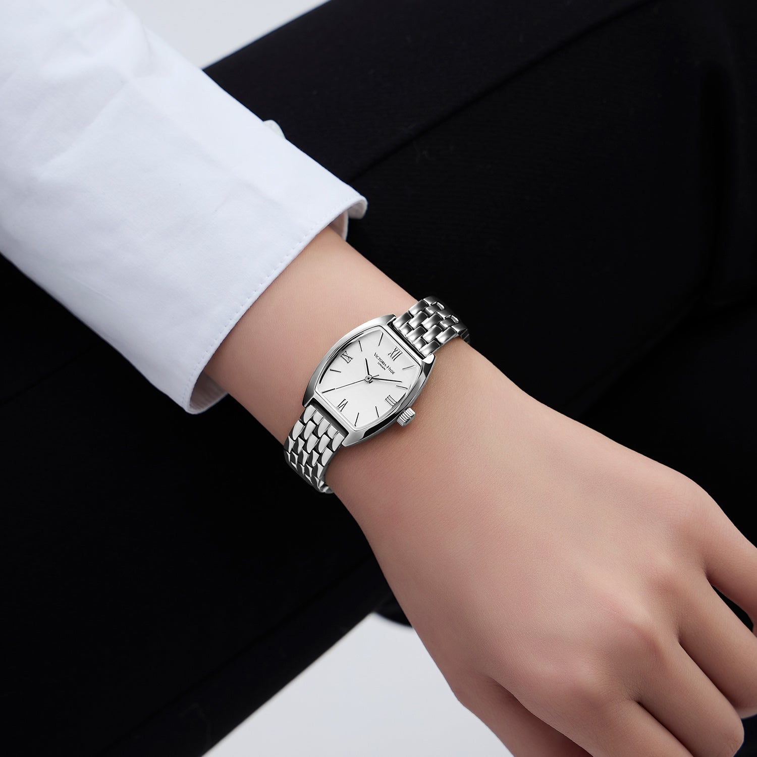 Silver Victoria Hyde London BARREL women's watch: tonneau copper case, sand-effect dial, steel bracelet, quartz movement, 3ATM.